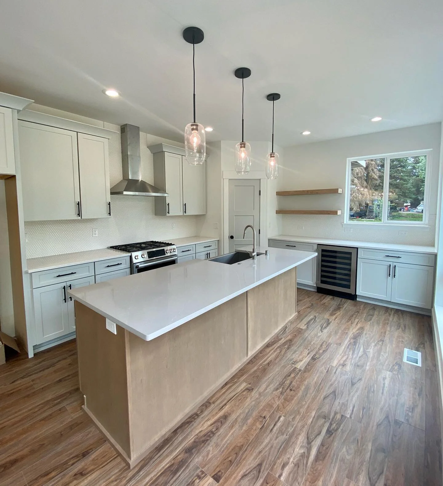 It&rsquo;s the color matched doors for me!👷🏼&zwj;♀️ What&rsquo;s your favorite part of this design?! #ForSale #BrickandBirchHomes #TheCabernet 

&bull;
&bull;
&bull;
&bull;
&bull;

#newconstruction #dreamhome #dreamhomes #custom #AK #customhomes #c