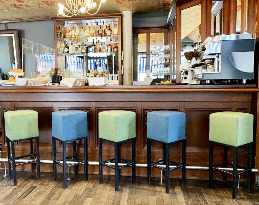 Friquet's nouvelle déco - bar.jpg