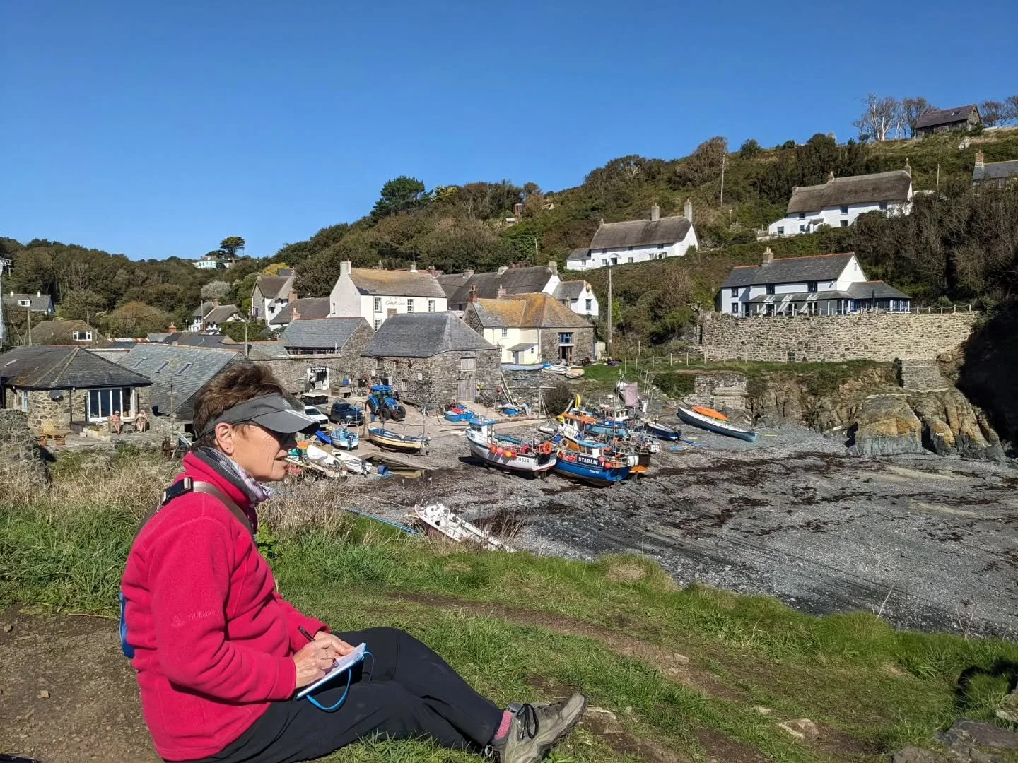 Back enjoying Cadgwith, Cornwall and the wonderful coastline.  Rich Autumn colours, delicious looking seas (even if very cold at present) and Cornish cream teas. What's not to like....?!

#sketching #pleinair #artoutside #coastal #artbythesea #cornwa