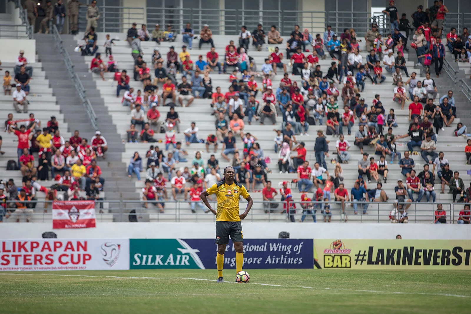 WEBSITE - Kanu ready for kick off v Ind.jpg