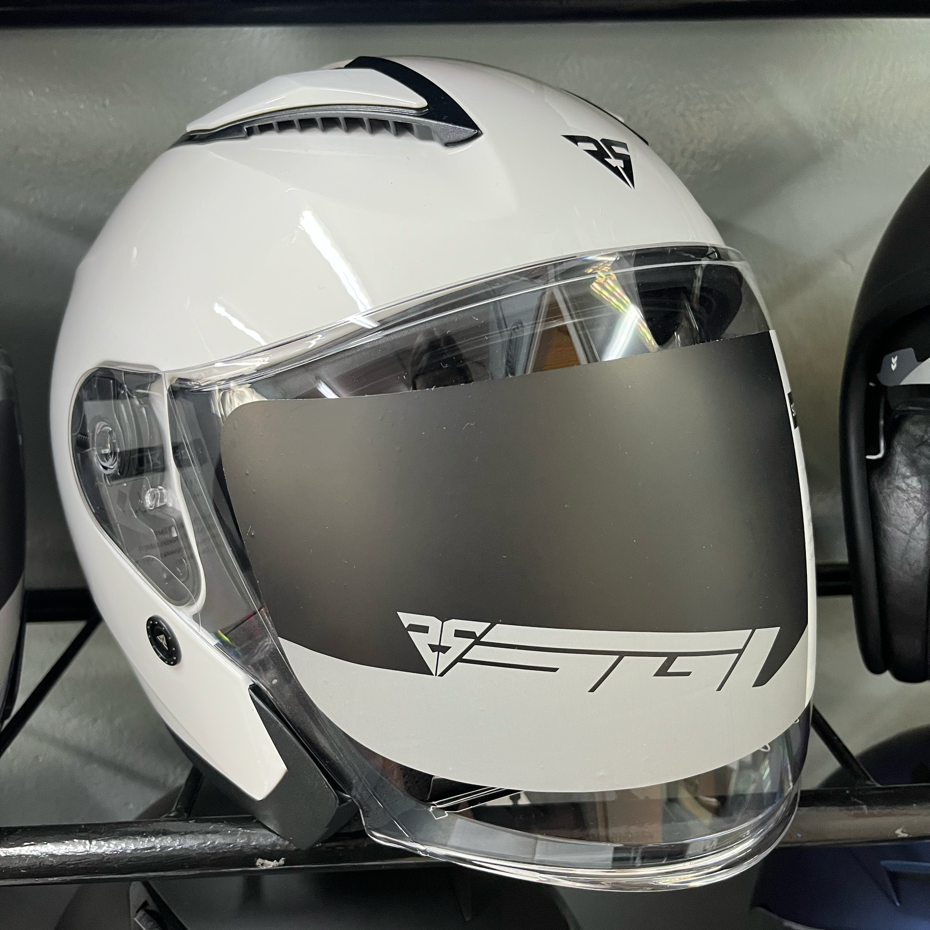 SGI Helmet for R1 750
Size: M
Style: Revo
Colour: Gloss White