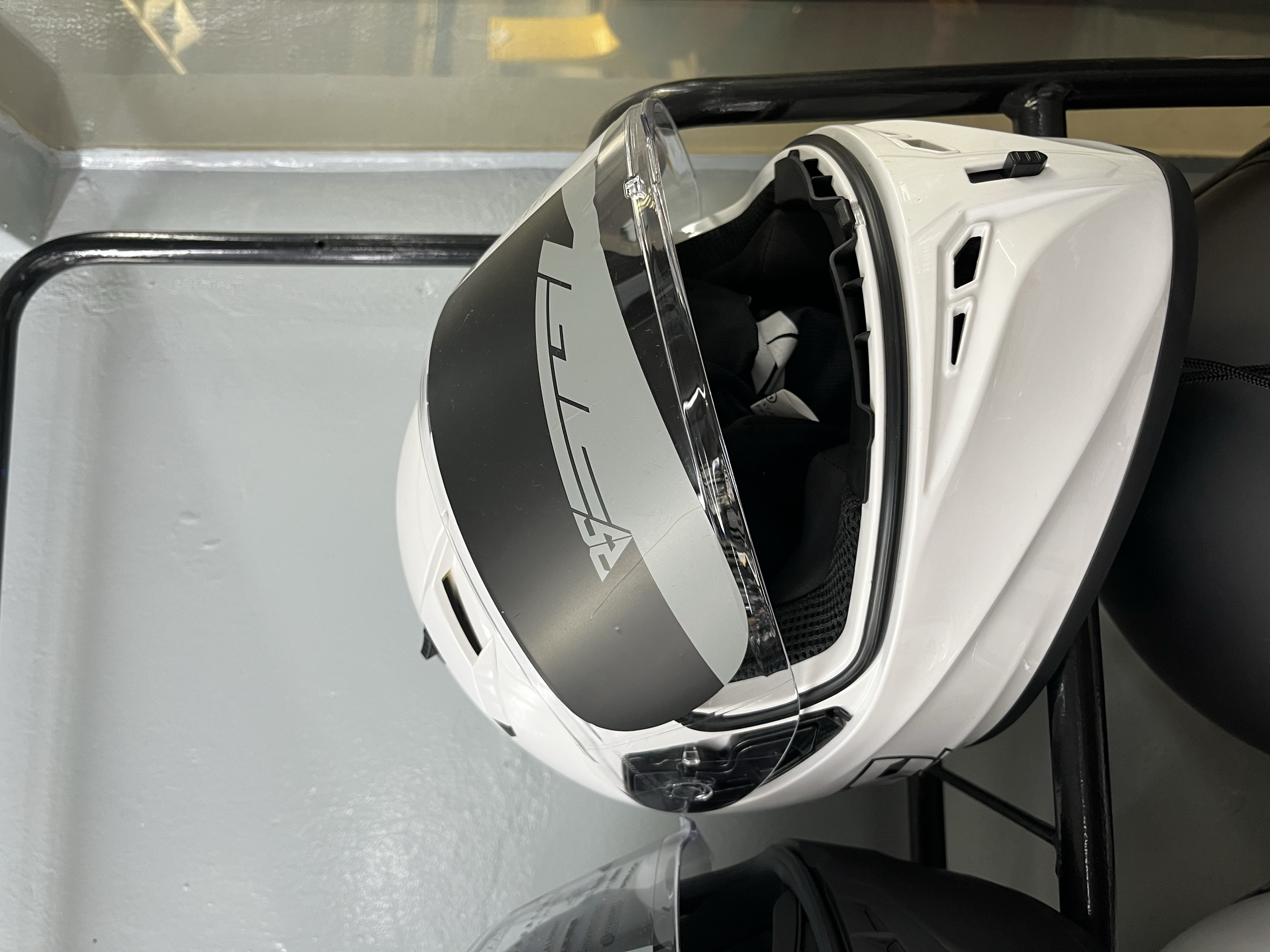 SGI Helmet for R1 600
Size: M
Style: Tyro
Colour: White