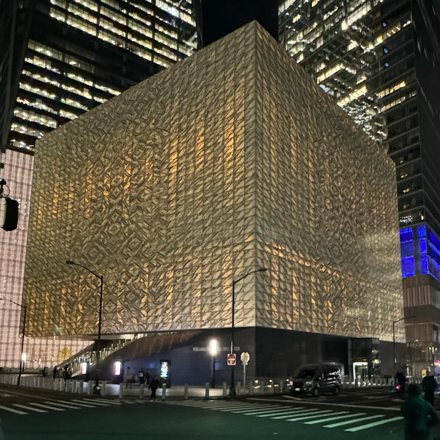The Cube 
#perelmanartscenter 
#newyorkcity #nyc @billtjonesarniezaneco @metropolisbymarcus #newyork