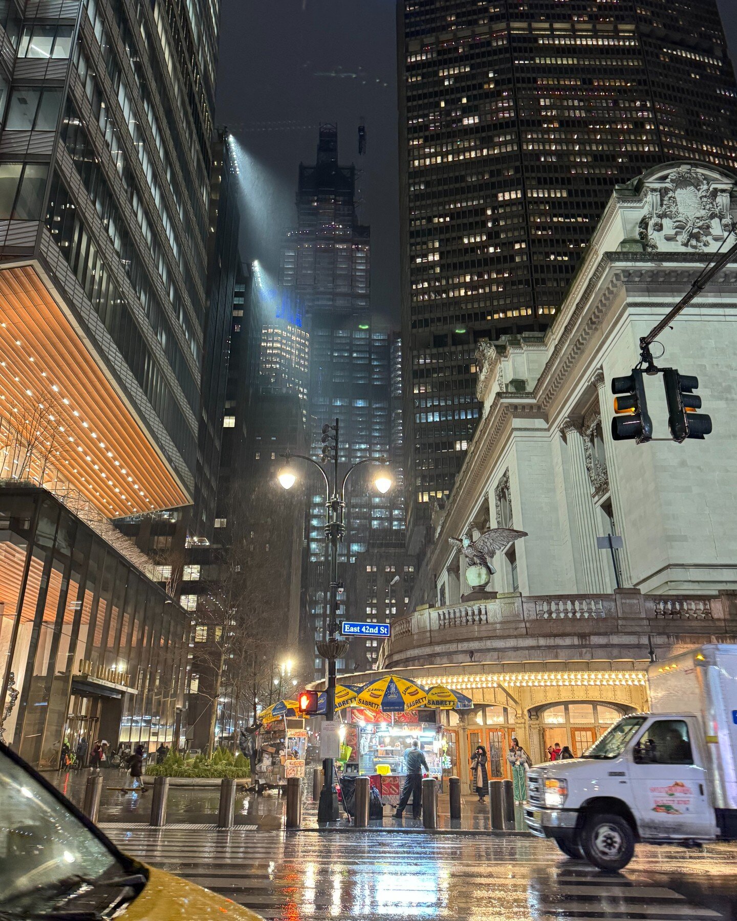 classic rainy night in #NYC

#newyork #newyorkcitylife 
#newyorkcityphotography 
#grandcentralterminal 
#rain #classicphotography 
#skyscraper #trains #streetfood