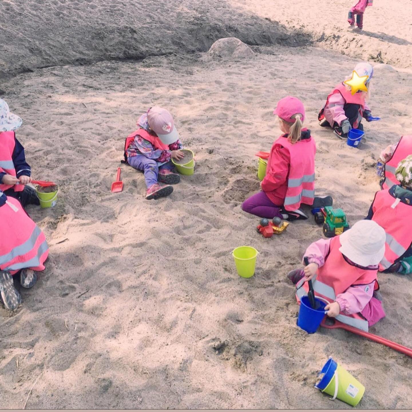 Beach life. We just got the best playgrounds around. So lucky to be in #lauttasaari ❤️
.
.
.
#ecec #learntroughplay #earlychildhoodeducation #preschool #finlandeducation #littleheroeshelsinki #varhaiskasvatus #helsinkioppii