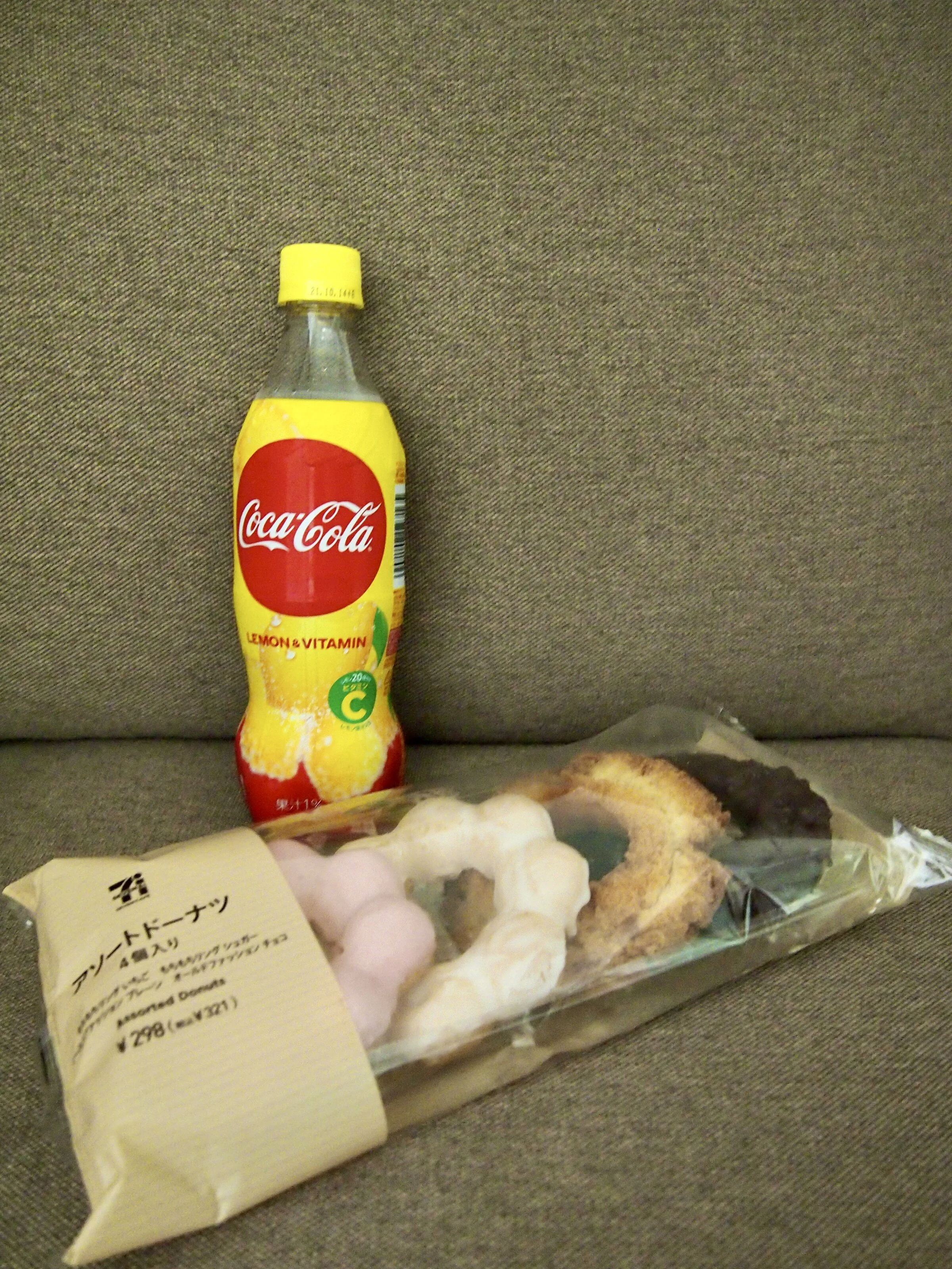 Konbini Kinyoubi: Lemon & Vitamin Coca-Cola and Donuts from 7-11