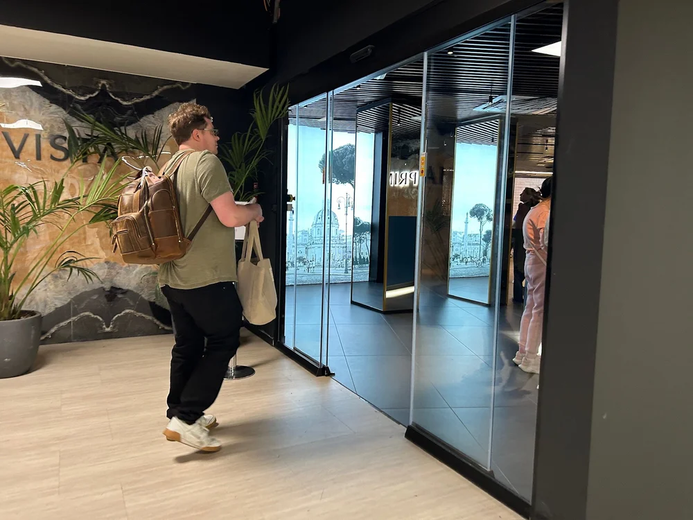 Gregg Maxwell Parker Prima Vista Lounge Rome FCO Terminal 3