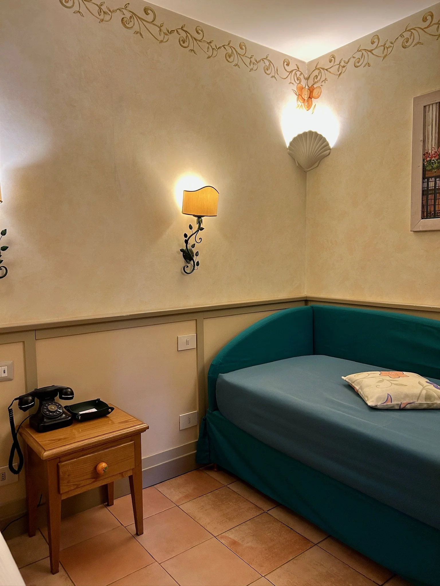 Hotel Santa Maria Trastevere Rome Day Bed Phone