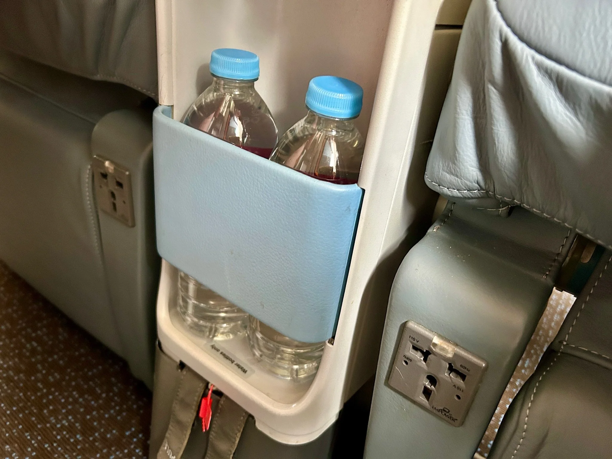 singapore-air-premium-economy-water.JPG