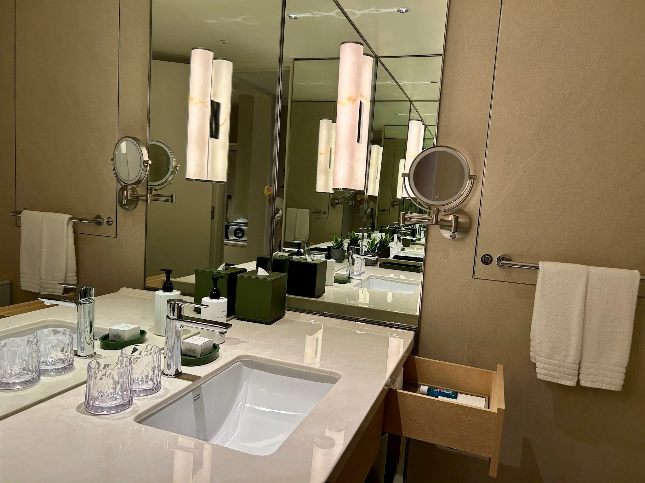 Conrad Singapore Orchard Executive Suite Bathroom
