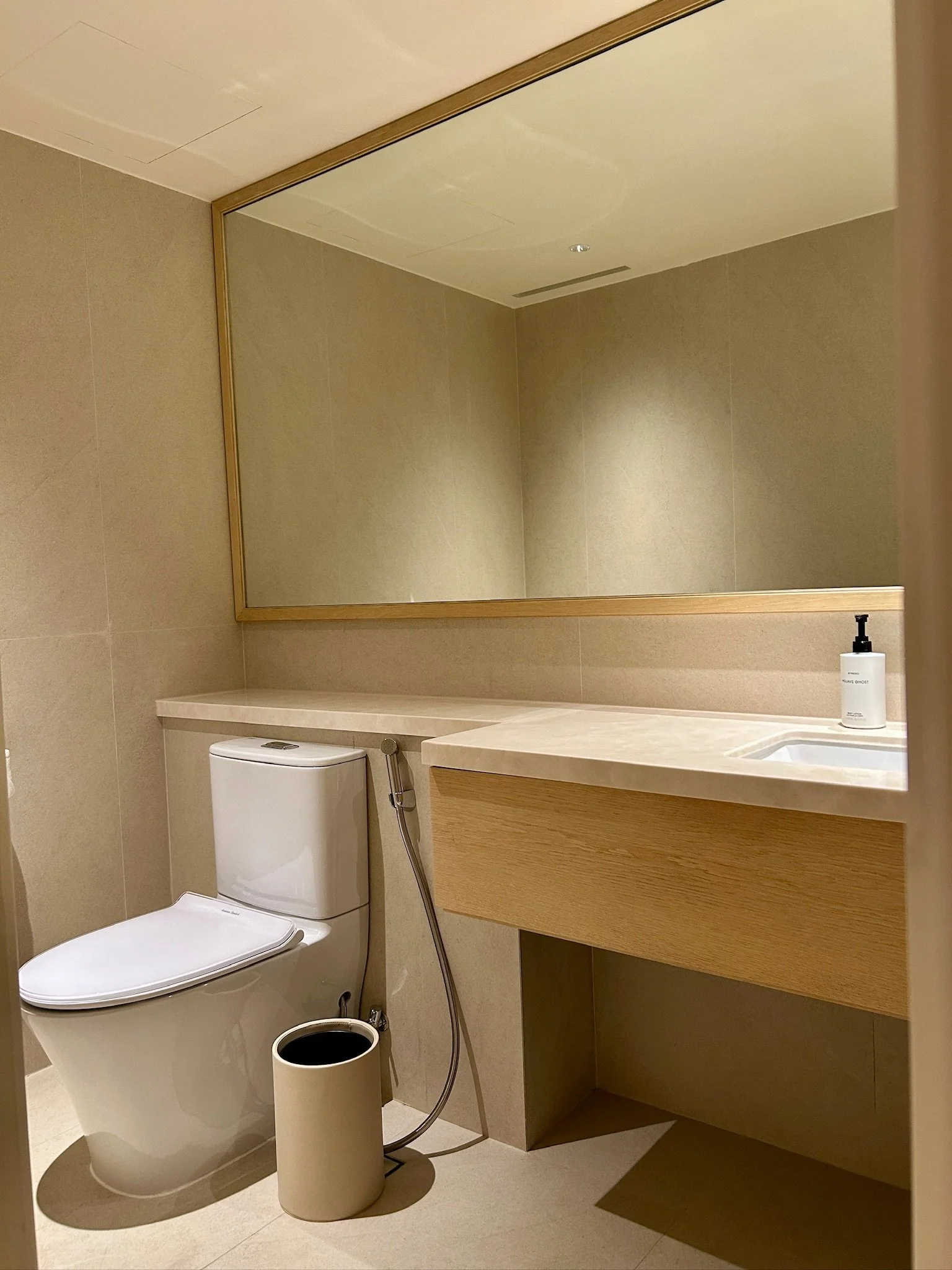 Toilet Guestroom Conrad Singapore Orchard 