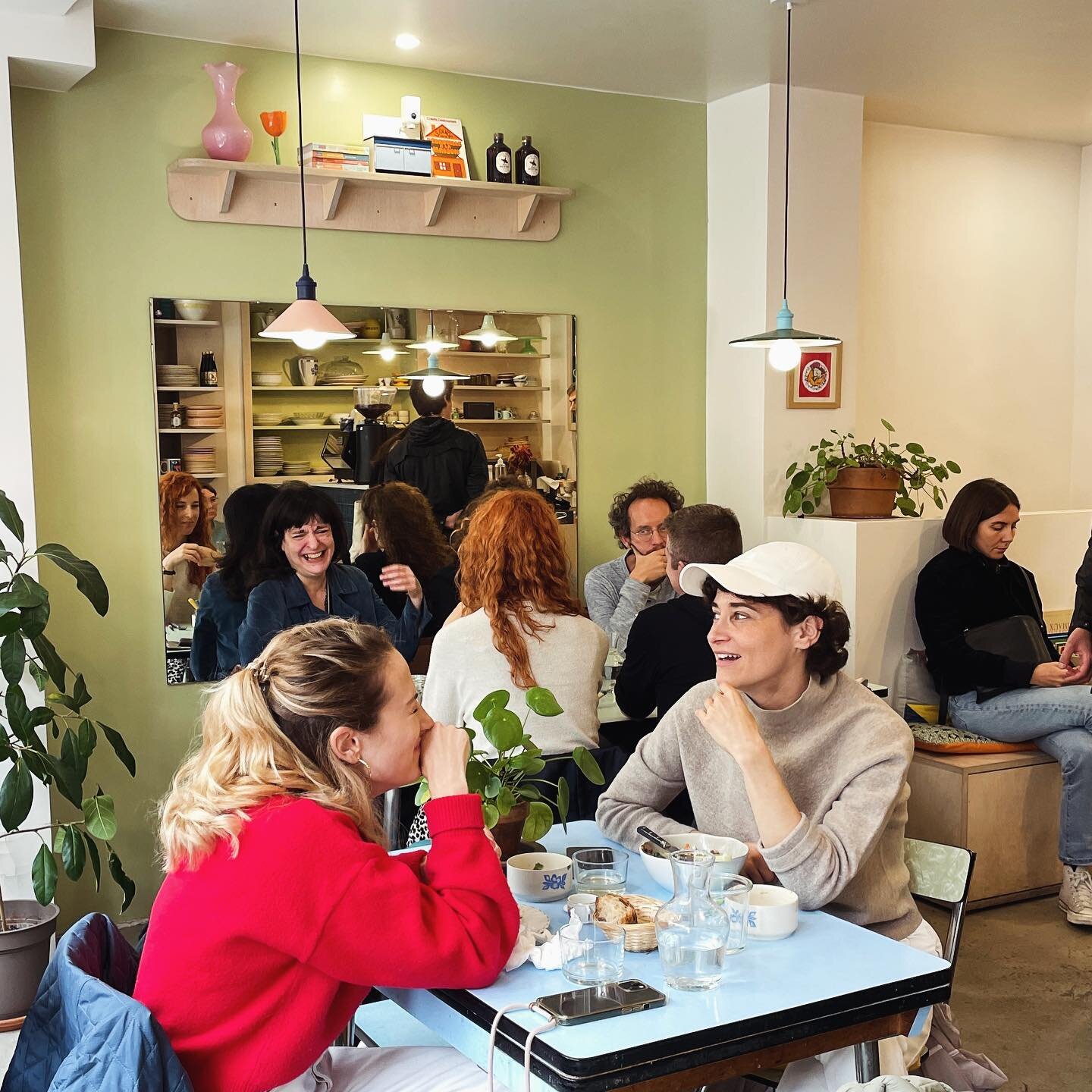 Il fait bon au caf&eacute; klin ☀️! 
Merci de venir de plus en plus nombreux 🫶
Cl&eacute;ment et Maylis vous accueillent du mardi au vendredi de 9h30 &agrave; 17h30 et le samedi de 11h &agrave; 18h 

Tous nos plats sont &agrave; d&eacute;guster sur 