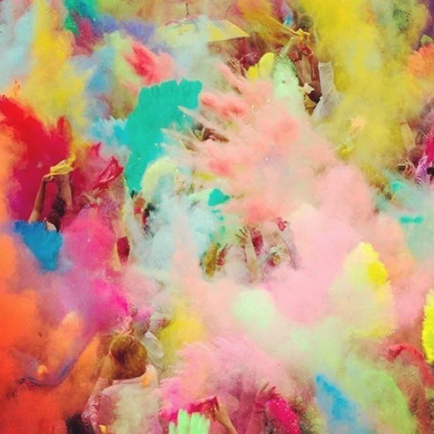 Happy Holi✨The Festival of Spring
Starting off with the first full moon in spring Feb/March. What a wonderful celebration to kick off the lighter days with wonderful colors, smiles and happiness.
We might not throw colored powder around in Switzerl
