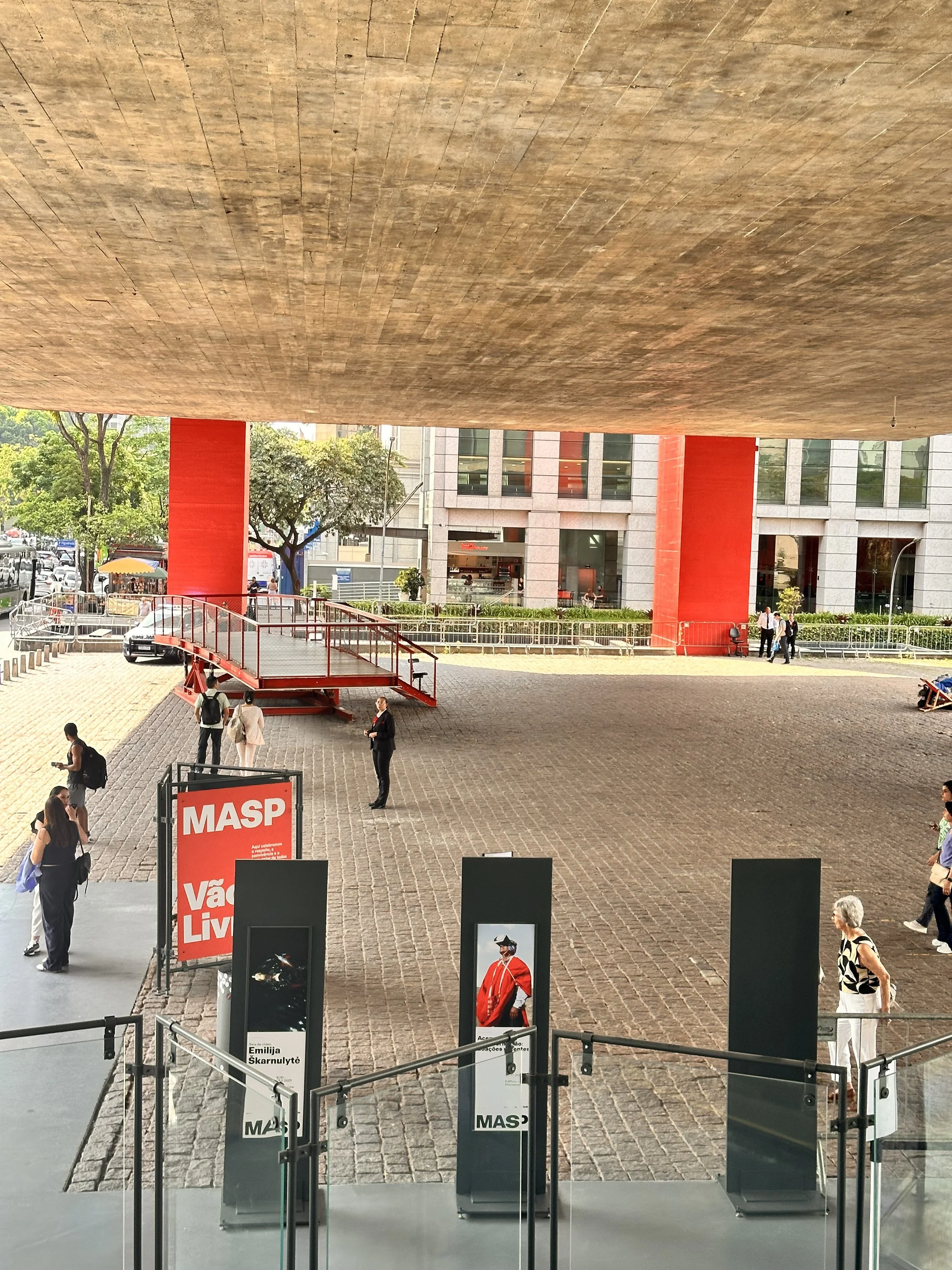 Clarissa Tossin im MASP: Spuren einer erschöpften Zivilisation-10//25