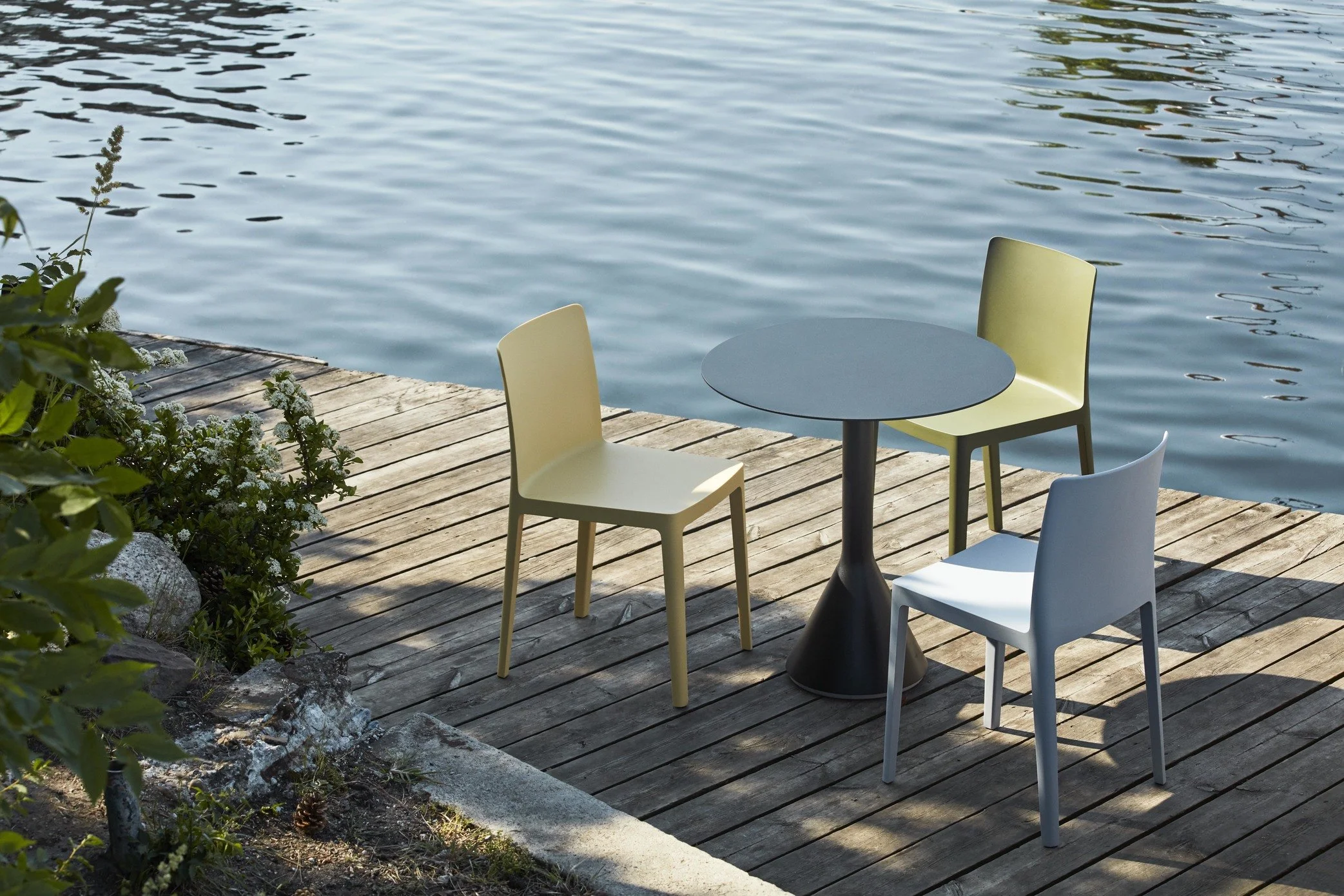 Elementaire Chair blue grey_Elementaire Chair olive_Elementaire Chair light yellow_Palissade Cone Table anthracite.jpg
