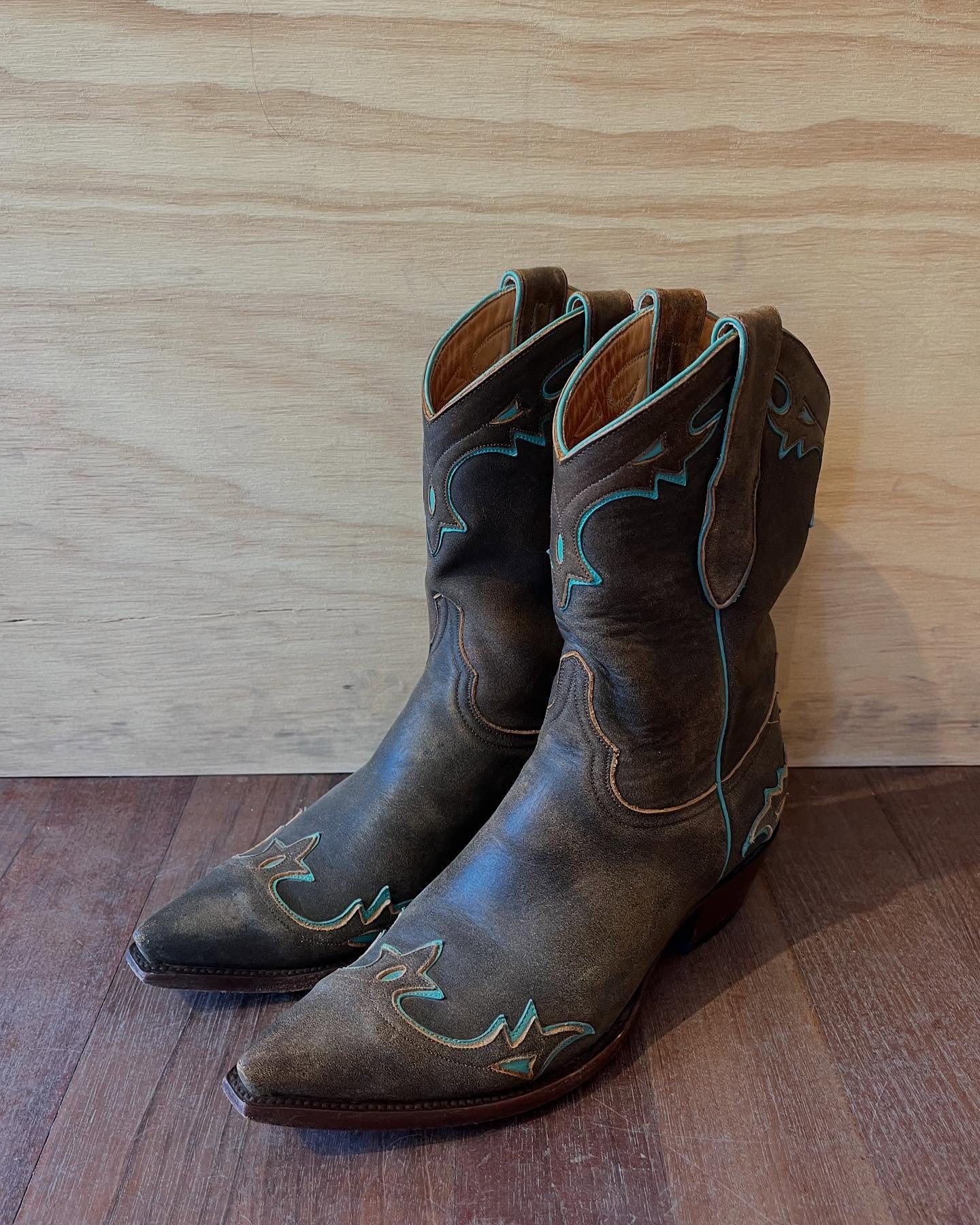 Old Gringo Special Edition Midis, size 8.5. 
The Jon Pardi concert is this Saturday! Get yourself outfitted at Cowgirl Cash.