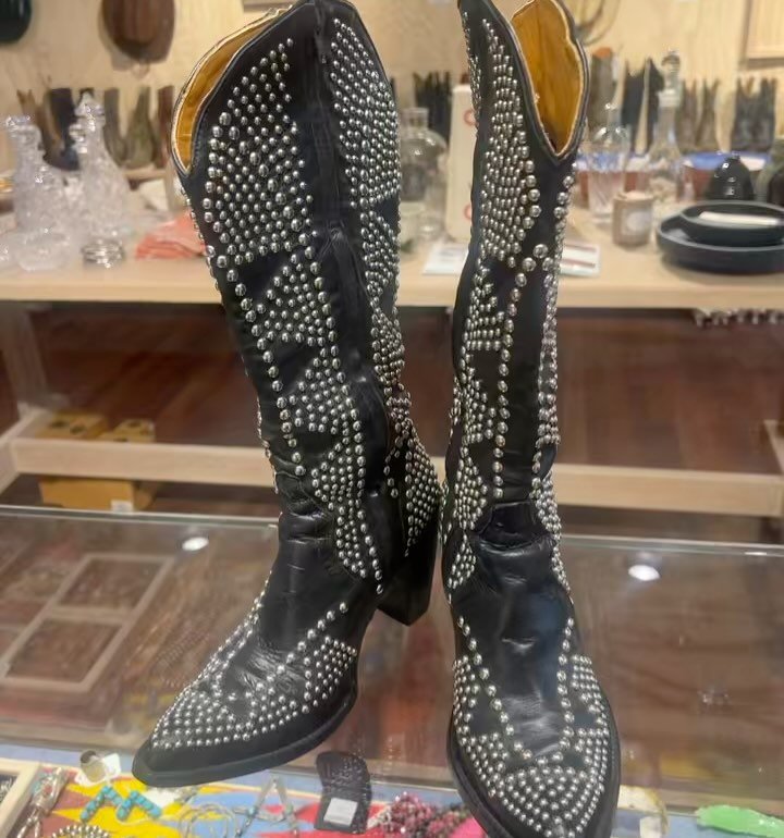 EPIC vintage fully studded Old Gringo. Inner zip. 3 inch heel. Size 9. Like new condition.