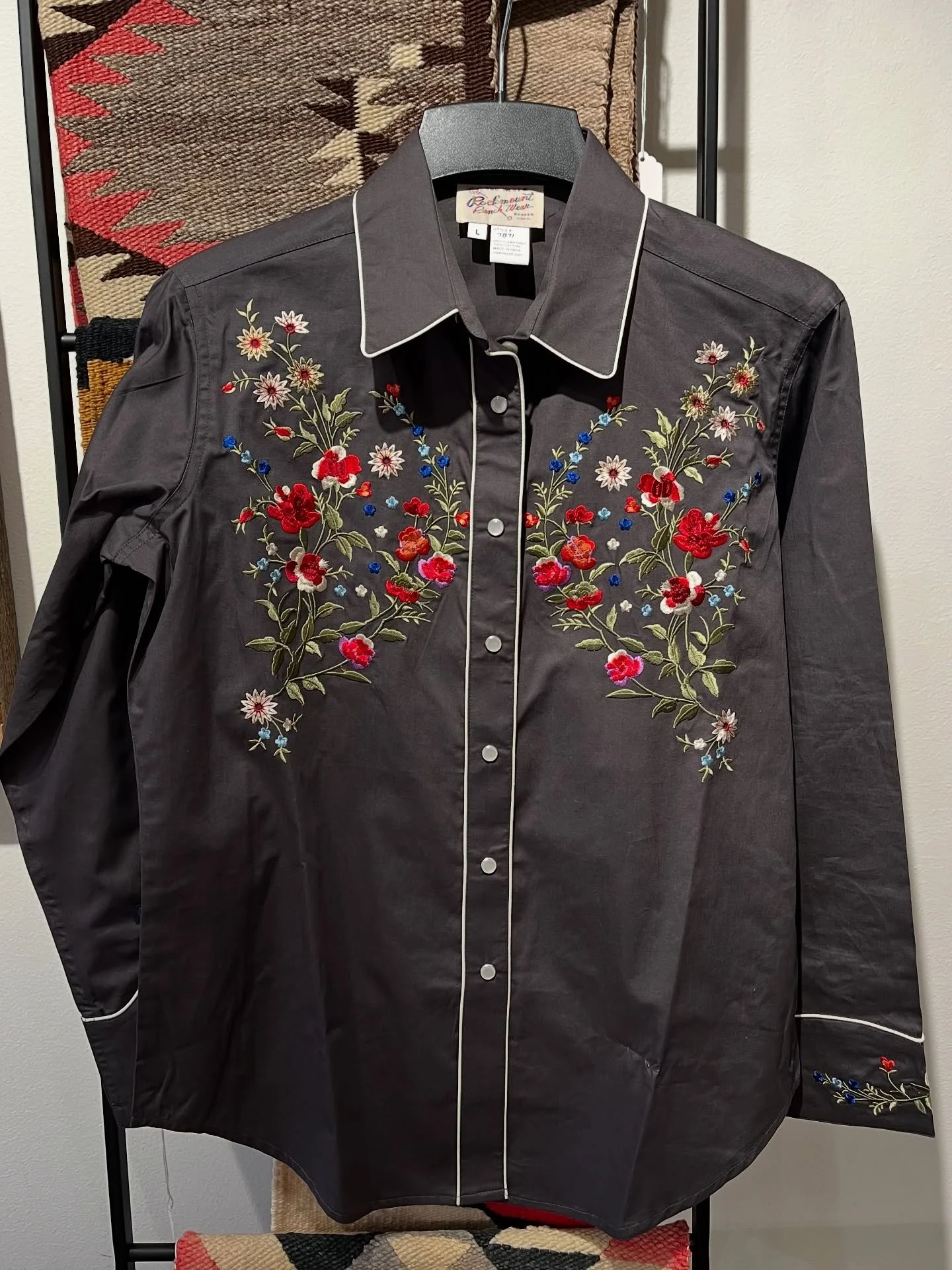 New women's Rockmount snap shirt at Cowgirl Cash! We almost kept this one for ourselves, but it was too good- we had to share.  Currently available in M and L. 

@rockmountranchwear