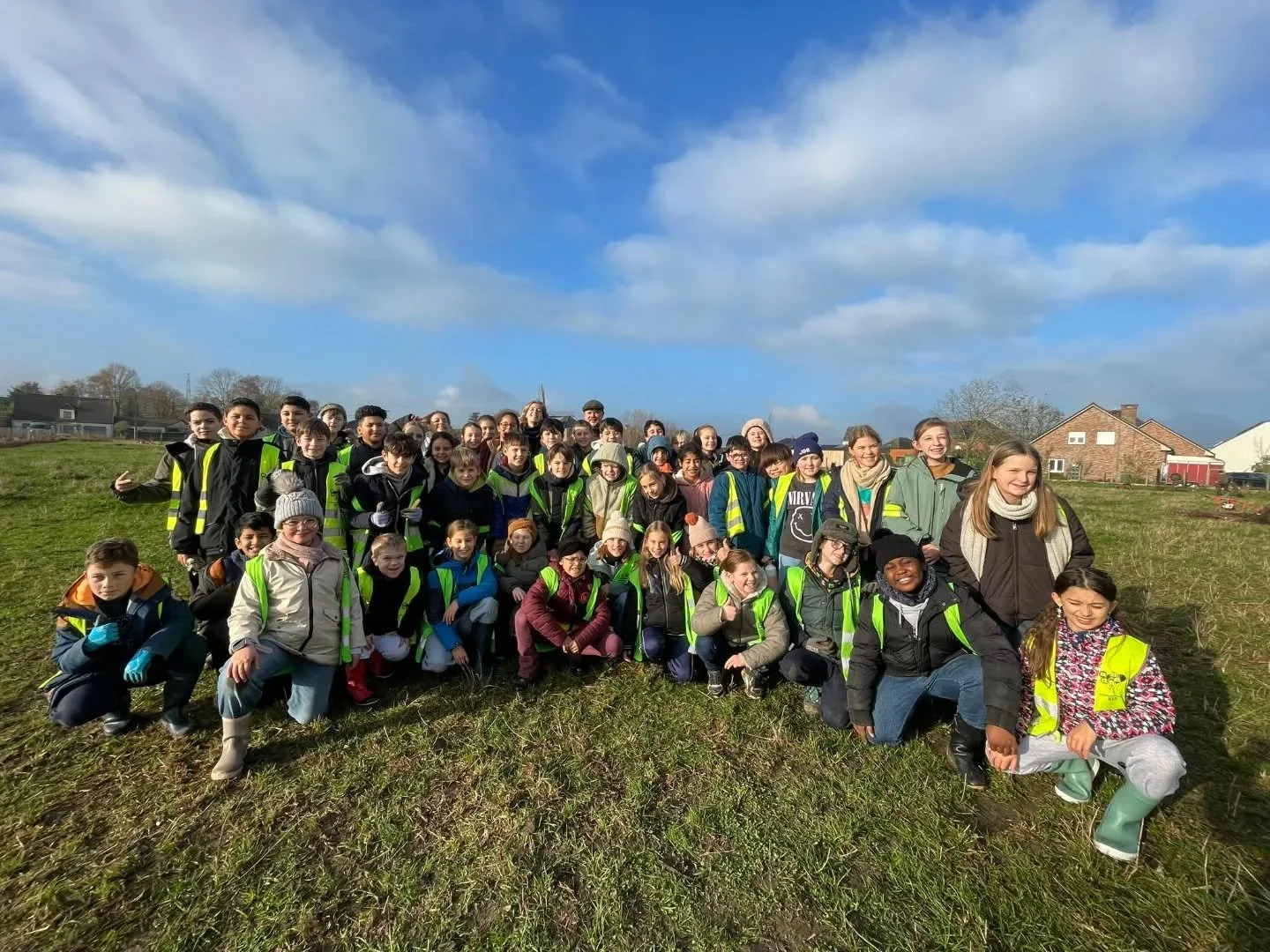 Kijk eens aan hoeveel hulp we vandaag kregen in @gemeente_londerzeel! Dank aan de lieve jongens en meisjes van @kouterschool_malderen om samen met ons meer dan 1000 struiken en bomen te planten deze voormiddag. 🙏🌳 #vlaamserandboomt