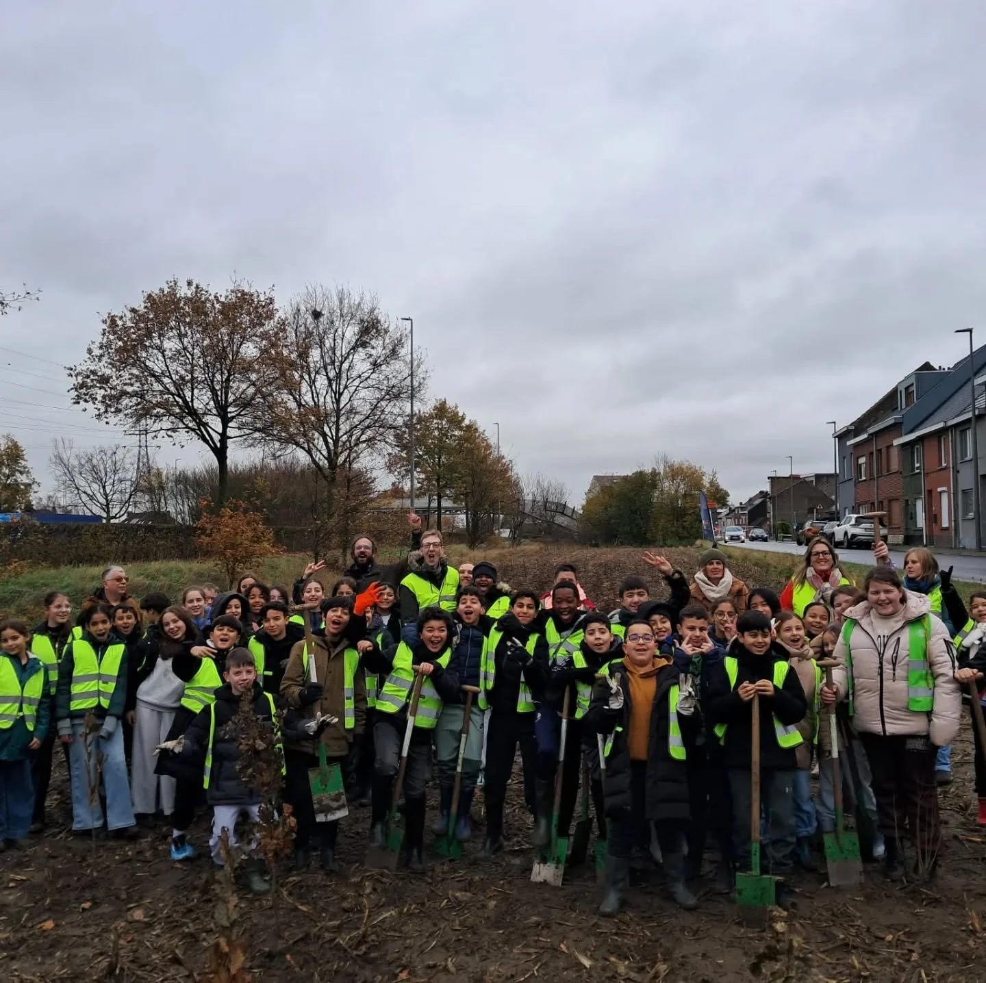 Joepie, eindelijk weer #boomweekend! Wij hebben vandaag alvast afgetrapt door een 700-tal struiken en boompjes te planten in en met @stadvilvoorde, de meisje en jongens van SBS De Kastanjelaar en de mannen en vrouwen van @homevilvzw. Dank aan @natuur