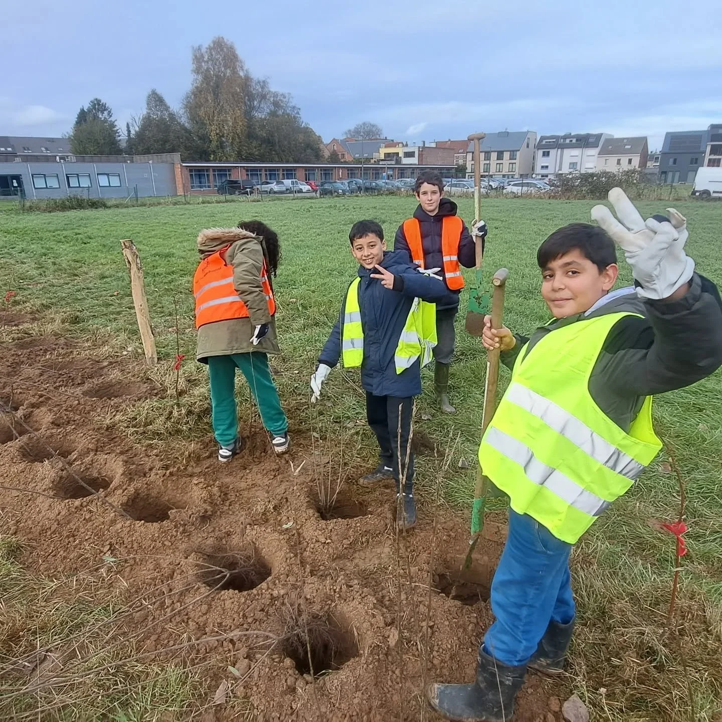 Het gaat zo hard dat onze communicatiedienst tegenwoordig overuren draait om jullie op de hoogte te houden van onze plantacties. 😁 Vorige maandag waren we aan de slag in @gemeente_meise,  in buurttuin De Okkernoot van onze lieve vrienden van @okelaa