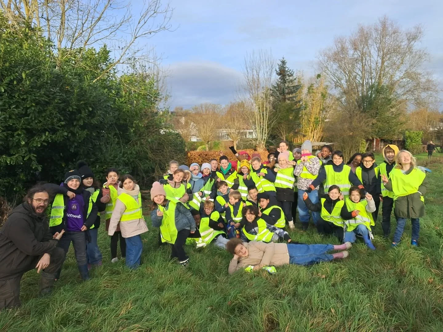 Wat een mooie dag vandaag in @gemeentedilbeek! Meer dan 1000 struiken en bomen geplant, onder meer in de Bullenbergstraat samen met deze rakkers van @gbs_de_klimop. Morgen planten we een bos in Groot Bijgaarden, iedereen welkom, meer info via www.buu