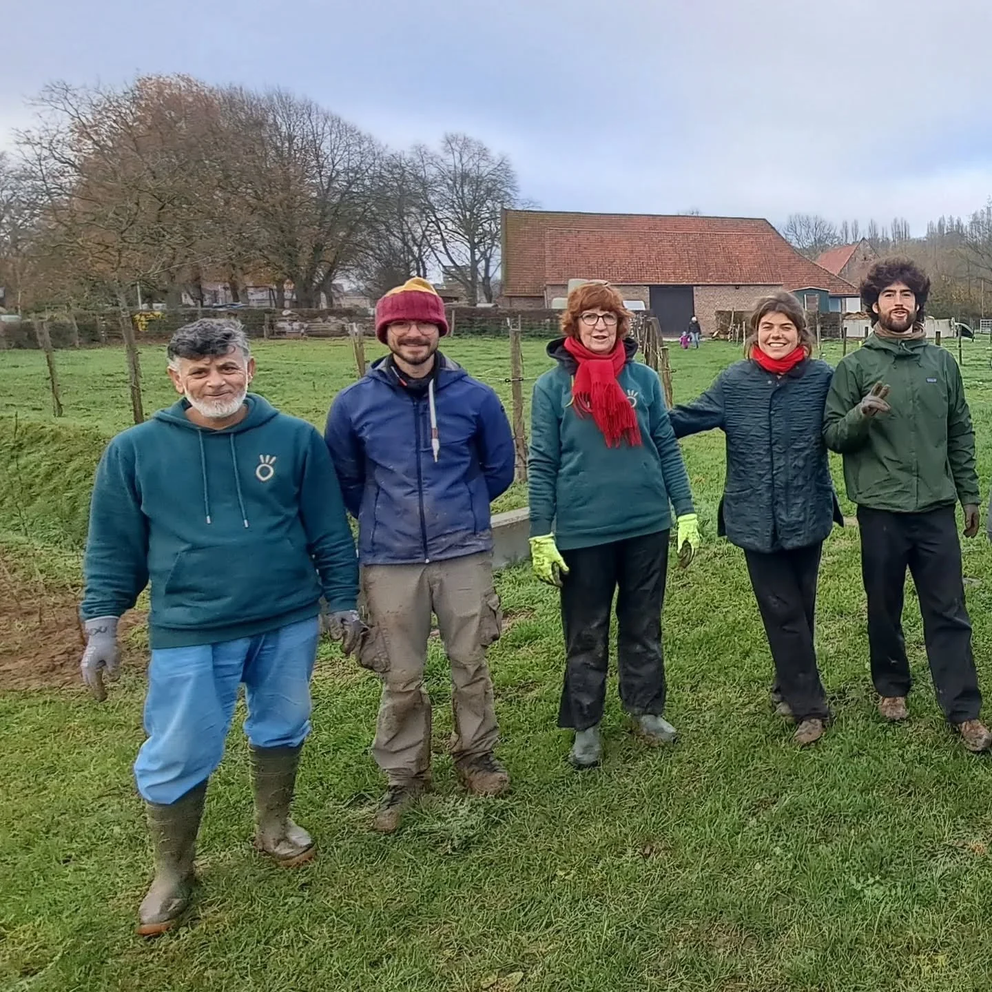 Dag 3 in @gemeentedilbeek: hagen, houtkant en speelbos geplant bij onze goede vrienden van @hetneerhof. Hartelijk dank aan alle vrijwilligers en leerlingen van Regina Caeli die ons daarbij kwamen helpen. Weekendje rust en volgende week planten we ver