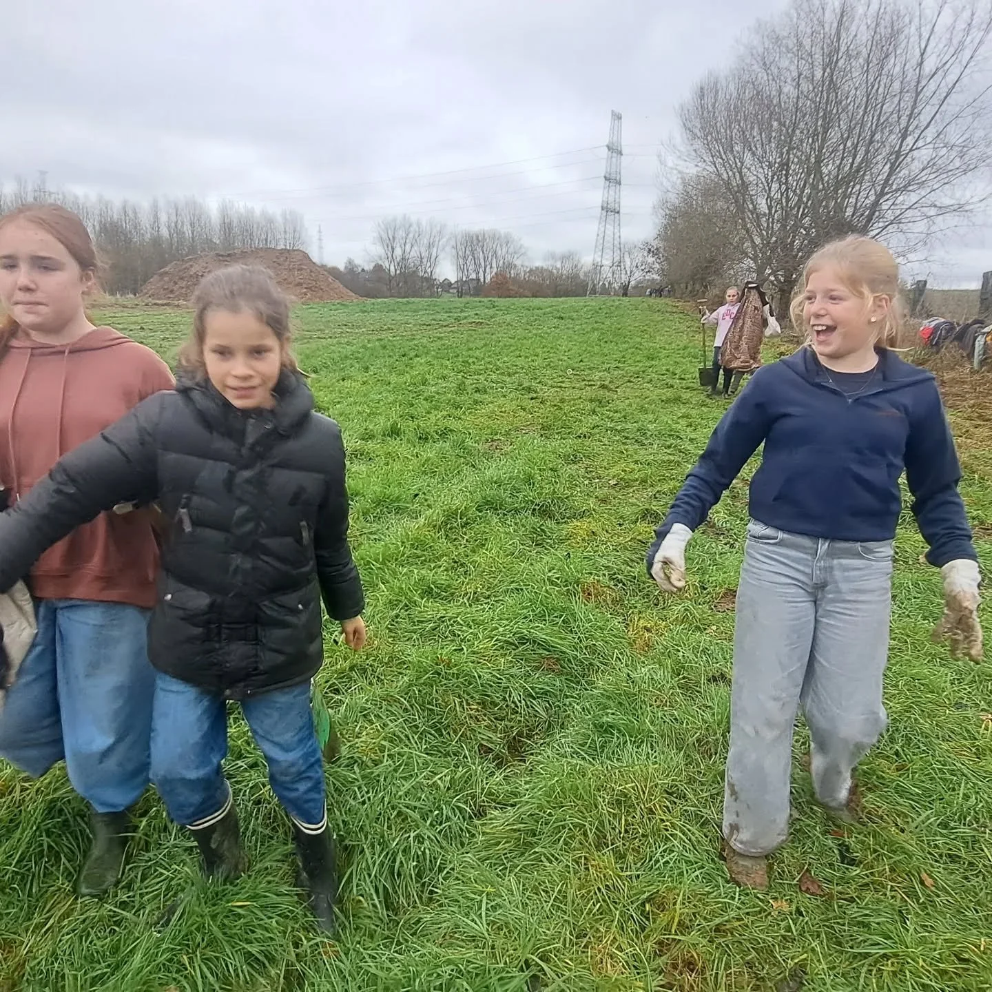 Dag 4 in @gemeentedilbeek: tussen de buien door een houtkant geplant in de Kloosterweide, samen met deze moedige leerlingen van GBS De Kriebel.