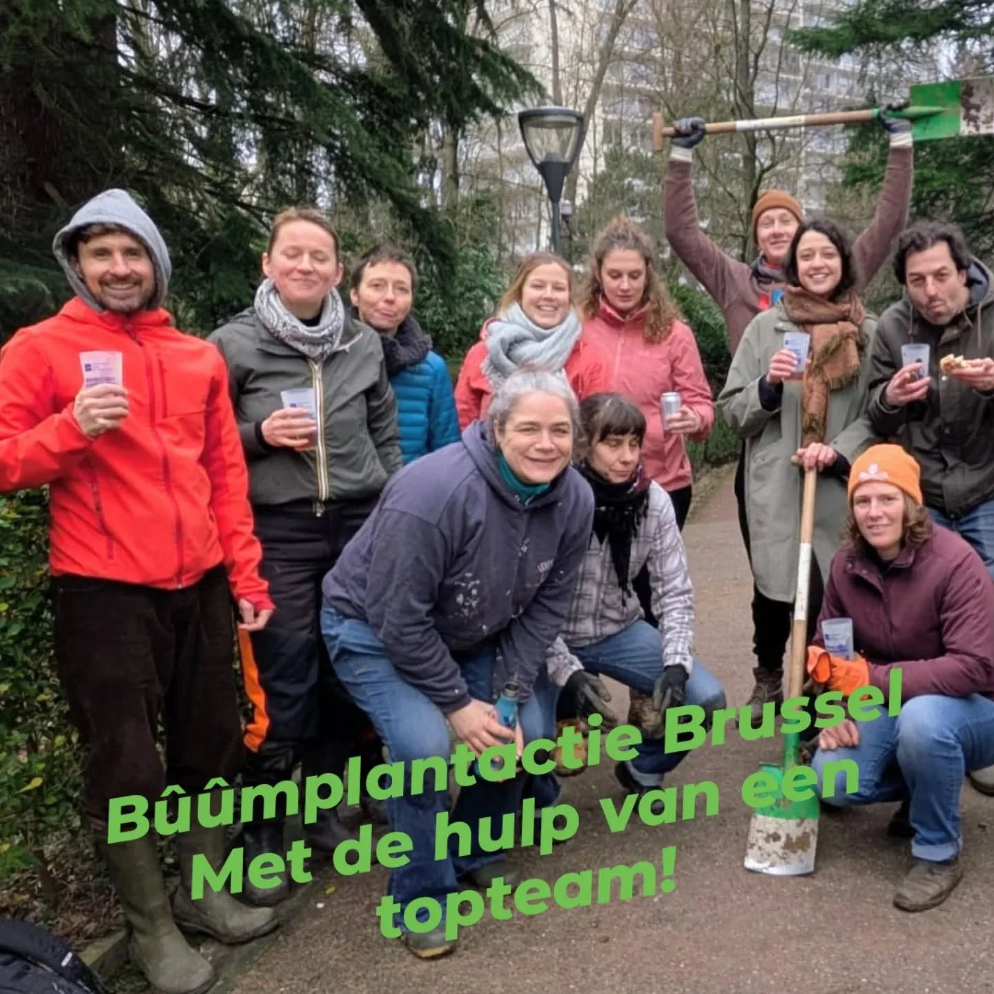 Buumplant Brussel ❤️ 
We gaan weer een record breken dit seizoen... 
maar vele handen maken licht werk!
Met de afdeling afvalverwerking leefmilieu Brussel staken we bijna 600 nieuwe bomen en struiken in de Brusselse grond. We helpen daarmee Gerfauts 