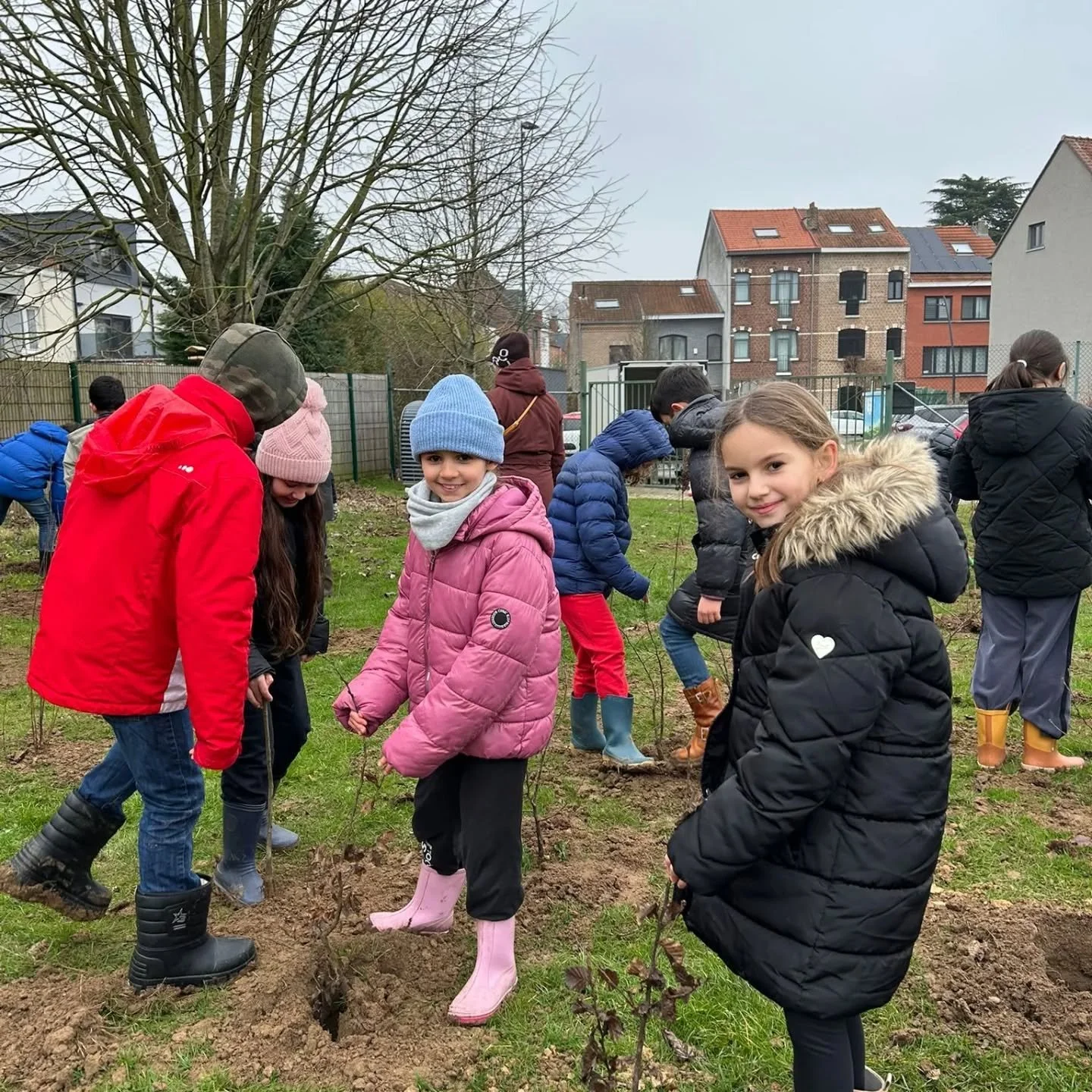 Vandaag hebben we weer zeer uiteenlopende projecten gerealiseerd dankzij de hulp van tientallen kinderen: een speelbosje in Drogenbos en een boomgaardje in @gemeentelennik. Dankuwel lieve B&ucirc;&ucirc;mplantertjes van GBS 't Rakkertje en GBS De Won