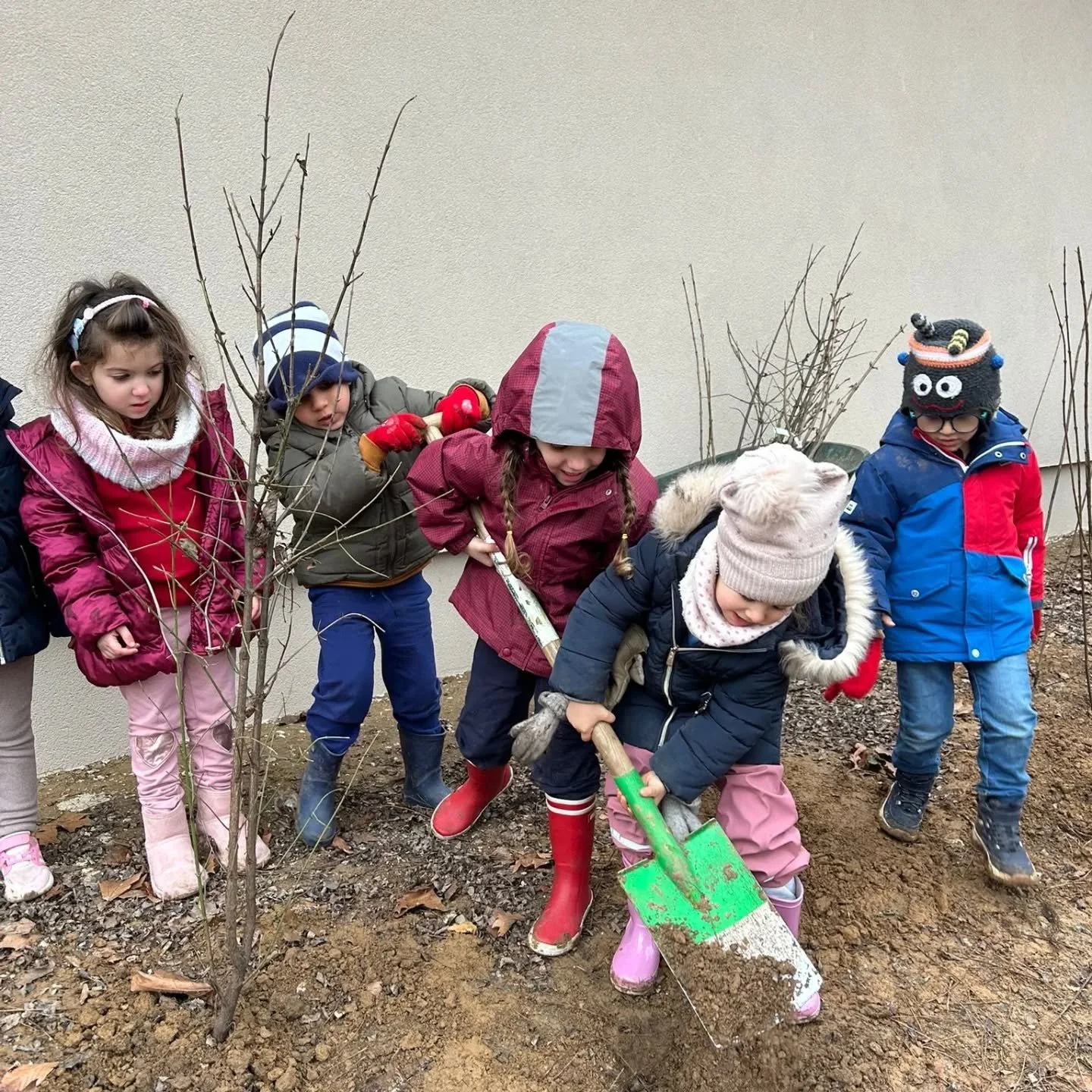 🤩Vandaag kregen we hulp van zeer kleine handjes maar zeer grote nieuwsgierigheid in @woluwe1150! // Aujourd'hui, nous avons re&ccedil;u l'aide de petites mains, mais d'une grande curiosit&eacute;. Merci Ecole Maternelle Mater Dei!
