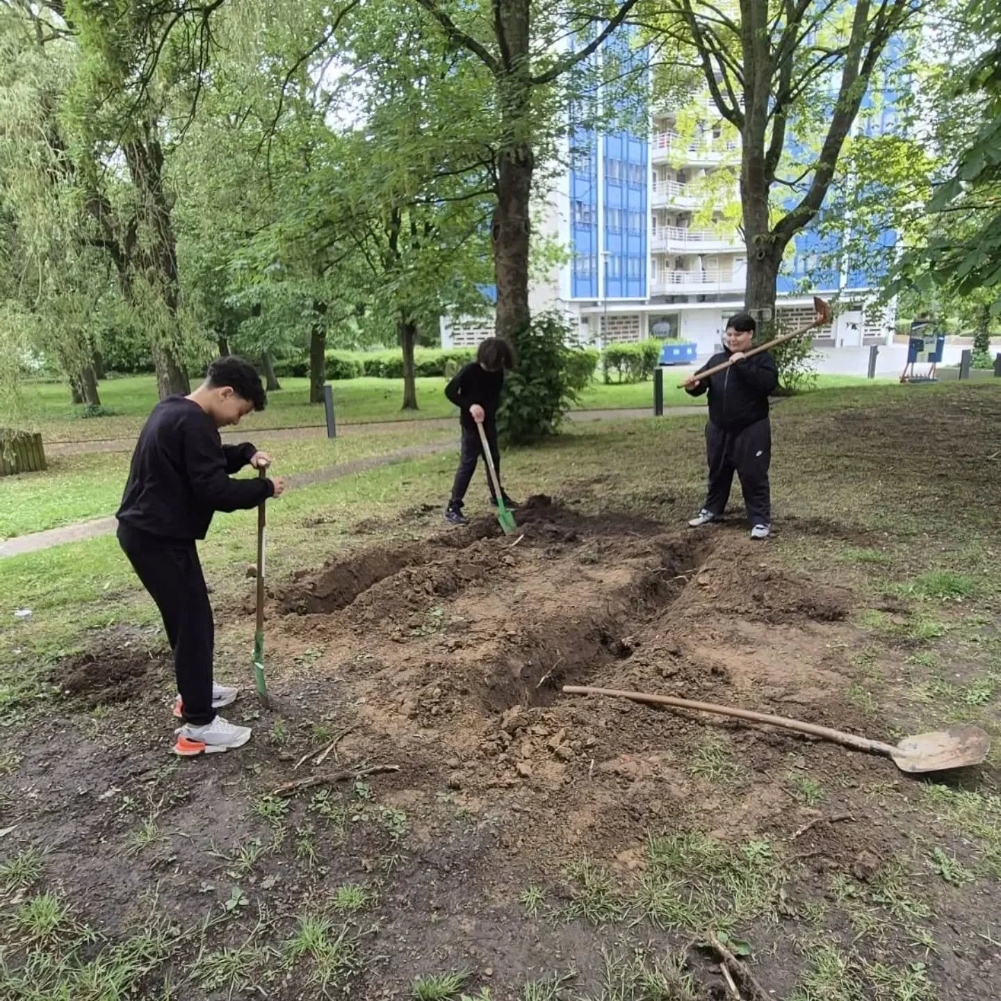 We zijn weer stevig aan het bouwen met gerecupereerd houtafval. Afgelopen week knutselden we samen met @eru.urbanisme en  jongeren uit de wijk tijdelijke fitnesstoestellen in Ganshoren. Dat doen we in het kader van duurzaam wijkcontract @cqd.villas.d