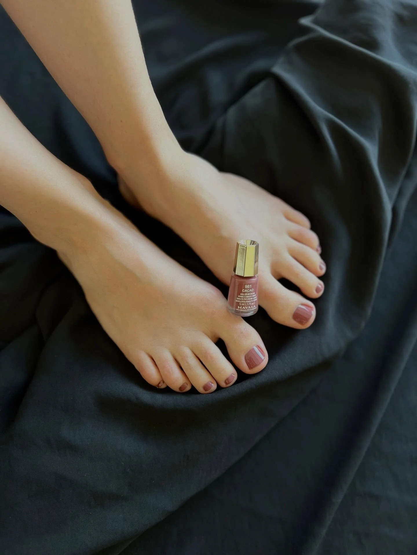 🍂 Herbsttrend &ndash; hier verleiht die Farbe &bdquo;Cacao&ldquo; von @mavala.suisse den N&auml;geln nach der Pedik&uuml;re eine warme Raffinesse und schmeichelt dem Hauttyp. 

#lakokon #lakokoncosmetics #pedikure #freshpedi #fusspflege #herbsttrend