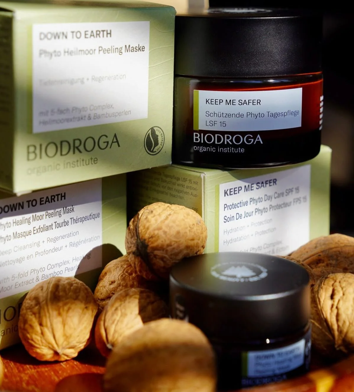 HERBSTLICHE NEUIGKEITEN 🍂

Die 2-in-1 Phyto Heilmoor Peeling Maske von @biodroga_official_swiss entfernt sanft Hautsch&uuml;ppchen, sorgt f&uuml;r ein ebenm&auml;&szlig;iges Hautbild und gleicht das Feuchtigkeitsniveau aus. 

Die KEEP ME SAFE Phyto 