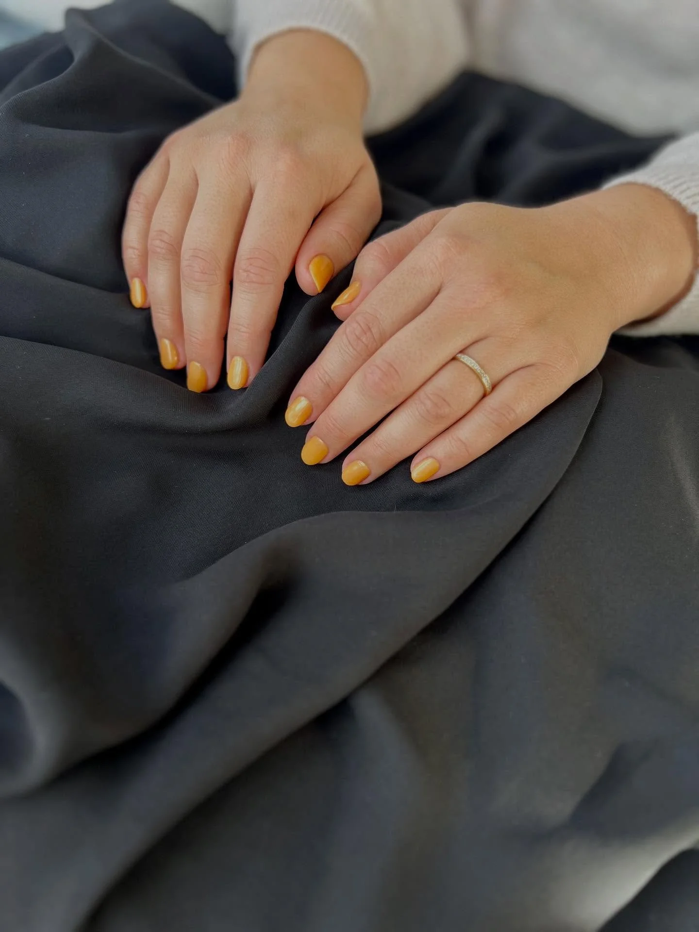 Warme Herbstt&ouml;ne f&uuml;r kalte Tage 🍂✨
Dieses goldene Shellac-Finish f&auml;ngt das Licht perfekt ein und erinnert an fallende Bl&auml;tter und sanfte Sonnenstrahlen. 
Ein kleiner Farbklecks, der jede Stimmung hebt. 💛

#lakokon #lakokoncosmet