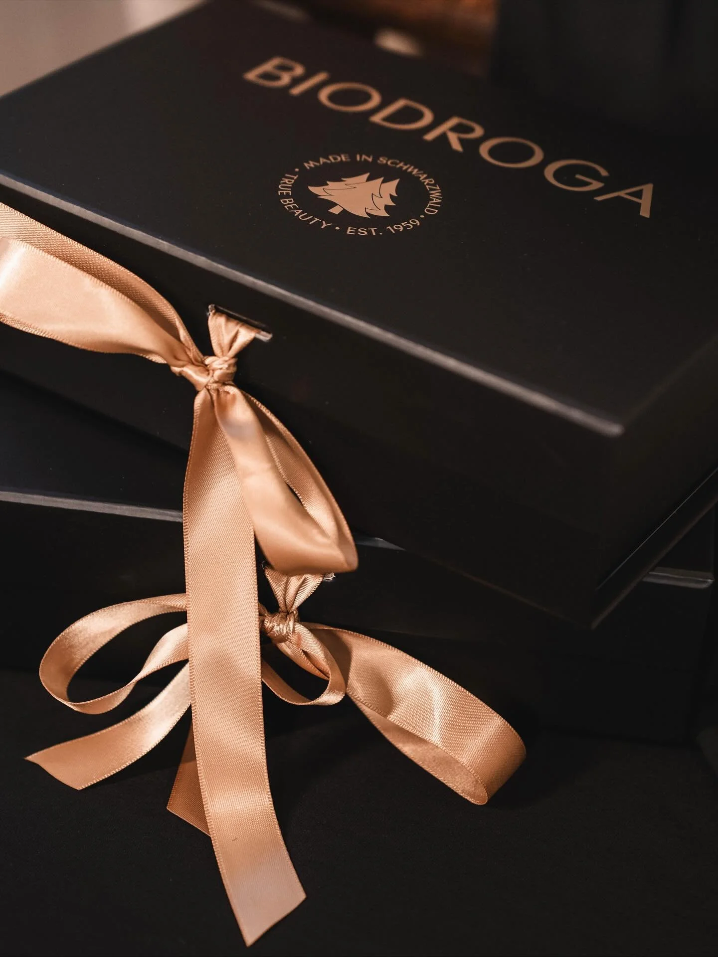 Die neuen limitierten BIODROGA Geschenksets sind ab sofort im Lakokon erh&auml;ltlich. Perfekt zum Verschenken oder um sich selbst zu verw&ouml;hnen ✨.

💜PERFECT AGE Rich Creme + Serum
Straffere, glattere Haut dank der Kombination von wertvollen Pep