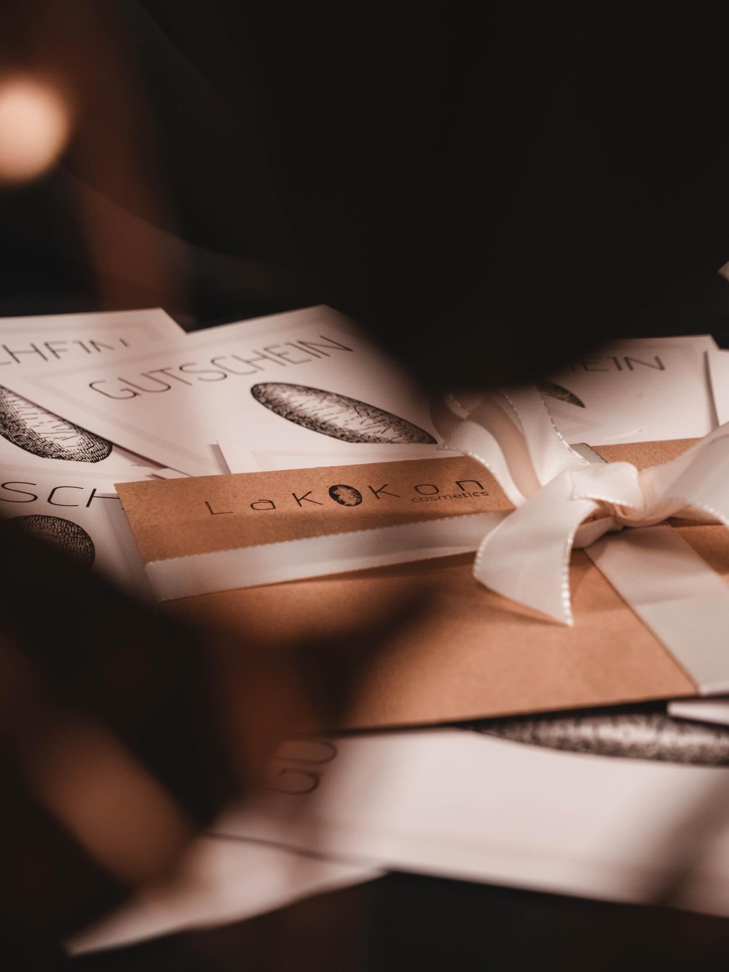 Das sch&ouml;nste Geschenk ist Zeit &ndash; Zeit f&uuml;r sich ✨

Jetzt Momente der Ruhe, Erholung und Sch&ouml;nheit verschenken. 

#lakokon #lakokoncosmetics #gutschein #weihnachten #christmas #zeitzumentspannen #freudemachen #kosmetikstudio #wohlf