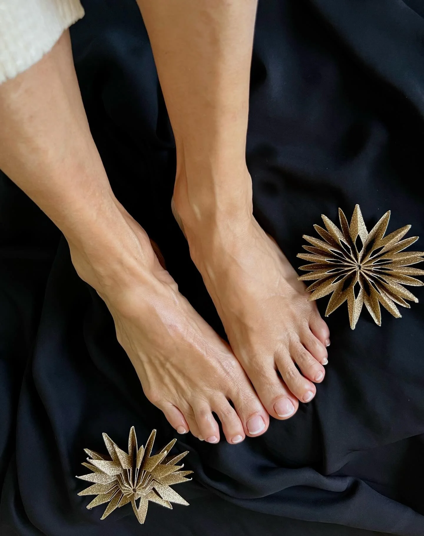 Heute einmal eine Shellac-French-Pedik&uuml;re die durch dezente Eleganz besticht. Die goldenen Details setzen funkelnde Akzente und verleihen dem Look eine edle, festliche Note.

#lakokon #lakokoncosmetics #frenchpedik&uuml;re #pedikure #cnd #cndshe