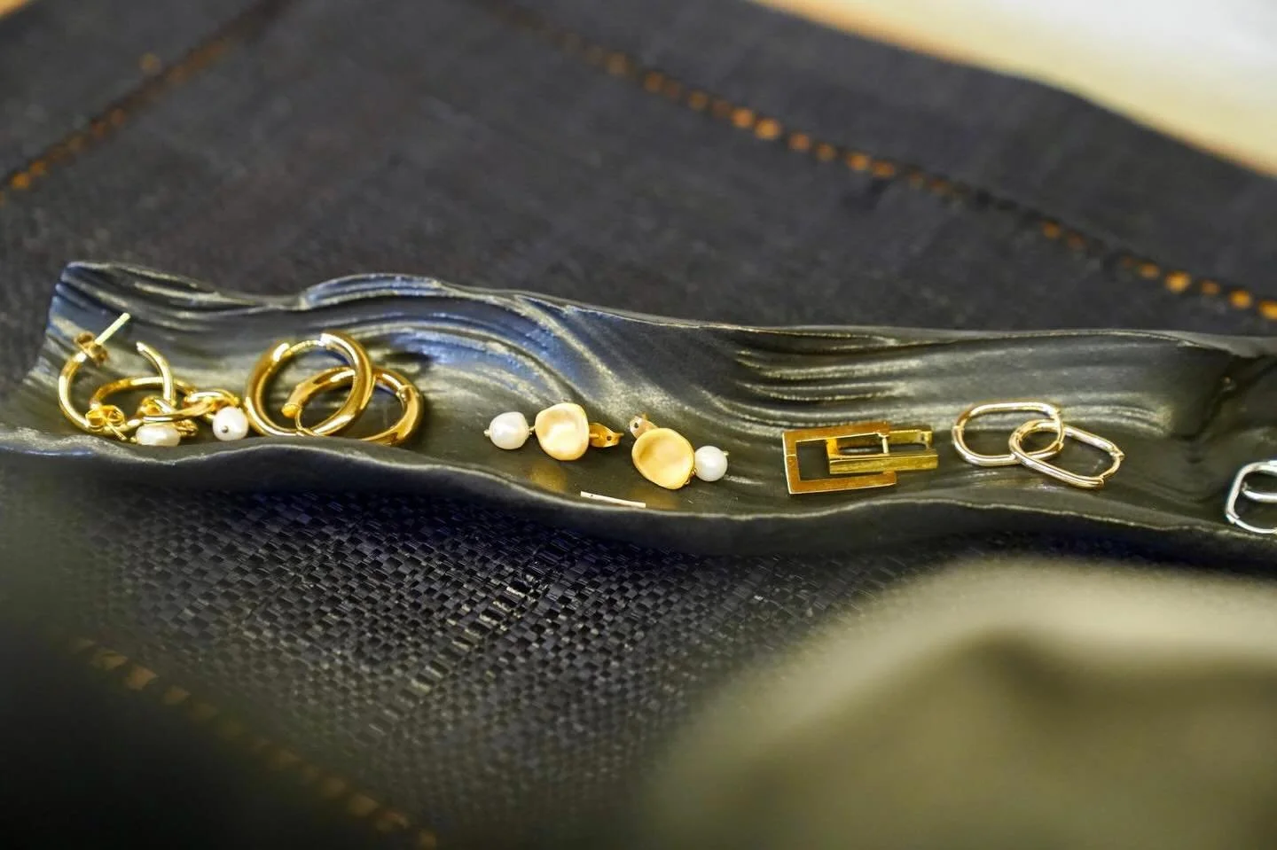 Zeitlose Eleganz von @claudianabholz 
Feine Gold- und Silberdetails, zarte Perlen und moderne Formen &ndash; Schmuck, der jeden Festtags-Look veredelt.

#lakokon #lakokoncosmetics #schmuck #details #kosmetikstudio #undsch&ouml;nes #geschenkidee #weih