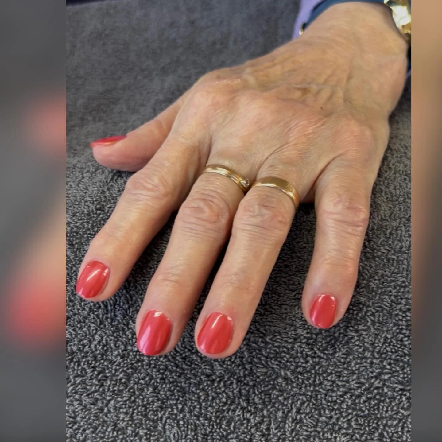 Hier einmal ein Vorher-Nachher einer klassischen Manik&uuml;re. Strahlend sch&ouml;ne N&auml;gel und gepflegte H&auml;nde sorgen f&uuml;r einen eleganten Auftritt in der Vorweihnachtszeit 💫💖. 

#lakokon #lakokoncosmetics #manik&uuml;re #klassischem