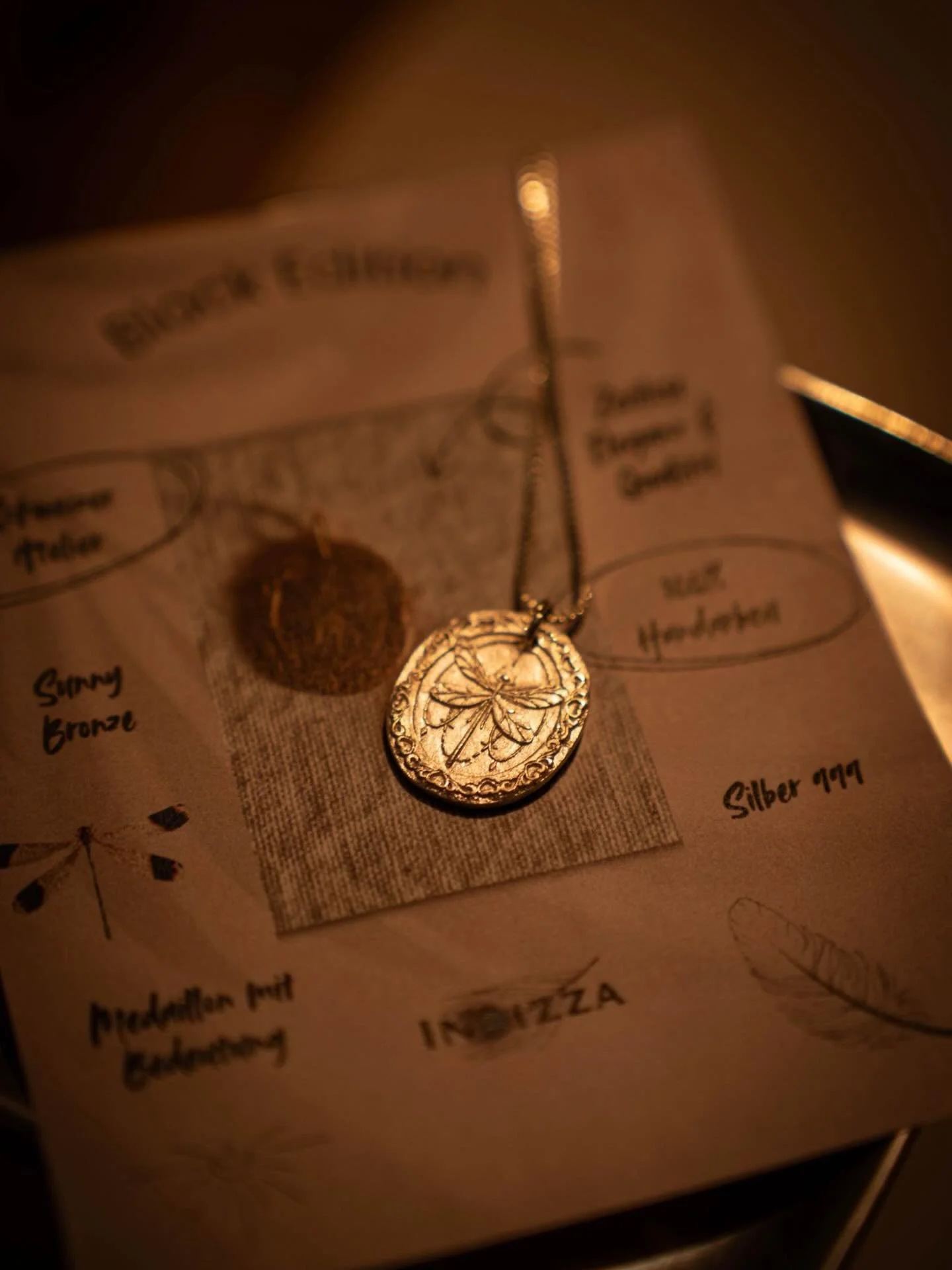 Neu im Lakokon, das wundersch&ouml;ne neue Libellen-Medaillon von @indizza ✨

Es symbolisiert pers&ouml;nlichen Wandel, Leichtigkeit und Freiheit. Ausserdem steht es f&uuml;r Klarheit, Bewusstsein sowie f&uuml;r Lebensfreude und das Leben im Moment.
