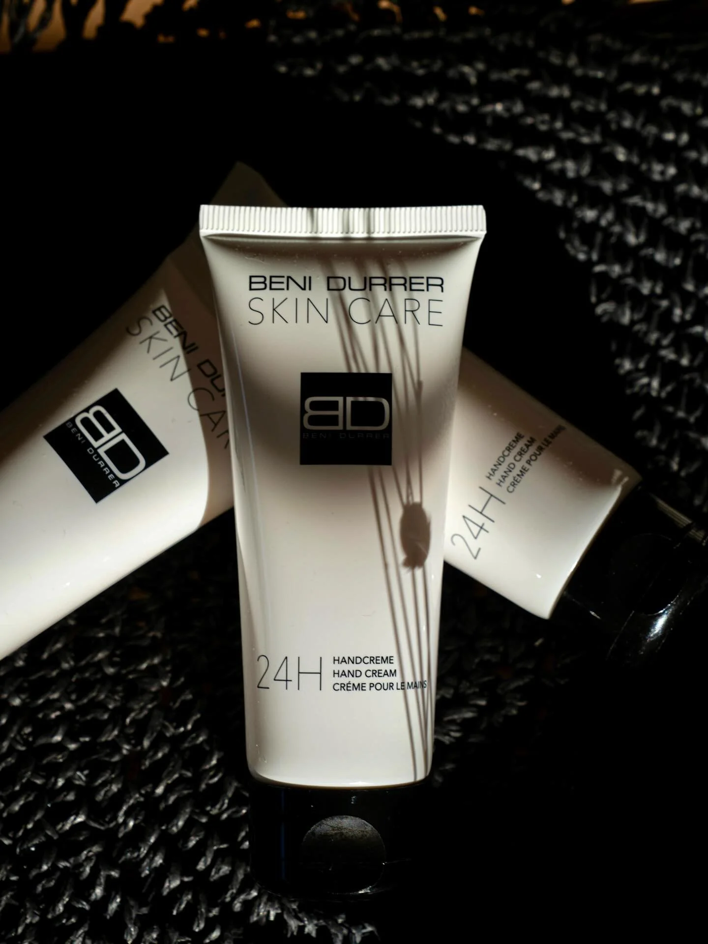 Brrrr es ist kalt geworden ❄️ f&uuml;r viele bedeutet das auch trockene, rissige H&auml;nde.

Die schnell einziehende 24H-Handcreme von @benidurrer_schweiz pflegt intensiv, ohne zu fetten. Mangobutter spendet langanhaltende Feuchtigkeit, Tigergras un