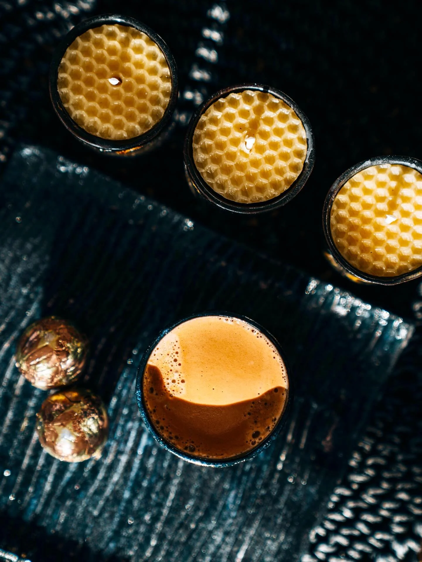 Jetzt limitiert im Lakokon 🕯️✨☕️

Warmes Kerzenlicht trifft auf bewussten Genuss: Diese wundersch&ouml;nen Bienenwachskerzen verstr&ouml;men sanften Duft und warmes, sinnliches Licht. Ist der Wachs abgebrannt, verwandeln sich die formsch&ouml;nen Ge