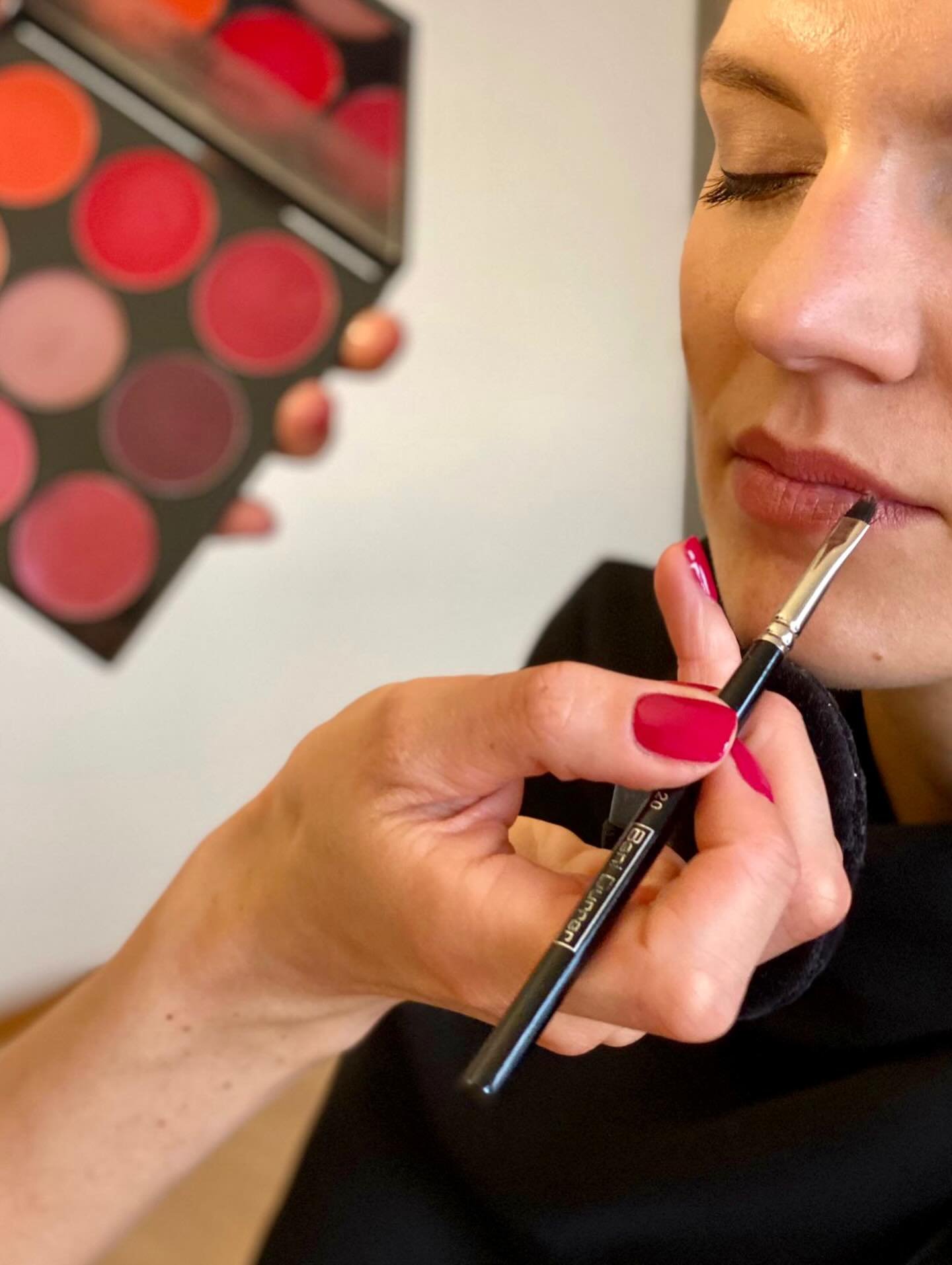 Lips to Kiss 💋

Zum Valentinstag dreht sich alles um sch&ouml;ne,volle Lippen. Der richtige Lippenstift passend zur Hautfarbe macht hier den Unterschied und l&auml;sst die Lippen richtig sch&ouml;n zur Geltung kommen.

Gerne berate ich dazu pers&oum