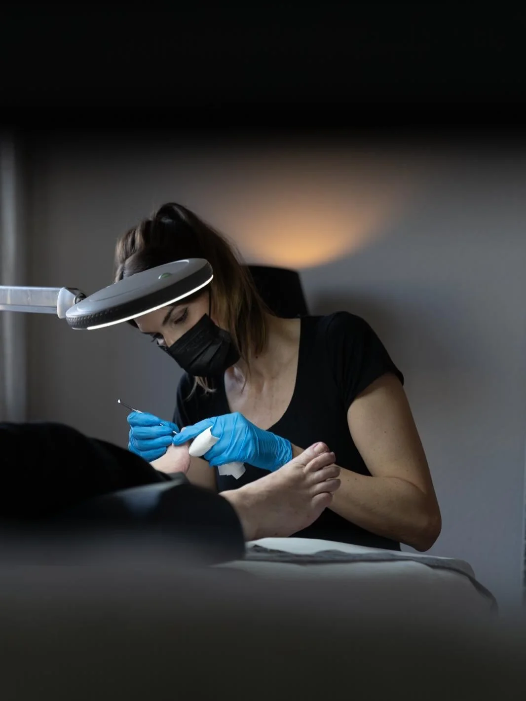 Ob Alltag, Sport oder lange Arbeitstage. Unsere F&uuml;sse leisten jeden Tag Grossartiges. Gesunde, gepflegte F&uuml;sse bedeuten mehr Komfort, mehr Selbstbewusstsein und ein besseres K&ouml;rpergef&uuml;hl ✨👣. 

#lakokon #lakokoncosmetics #fusspfle