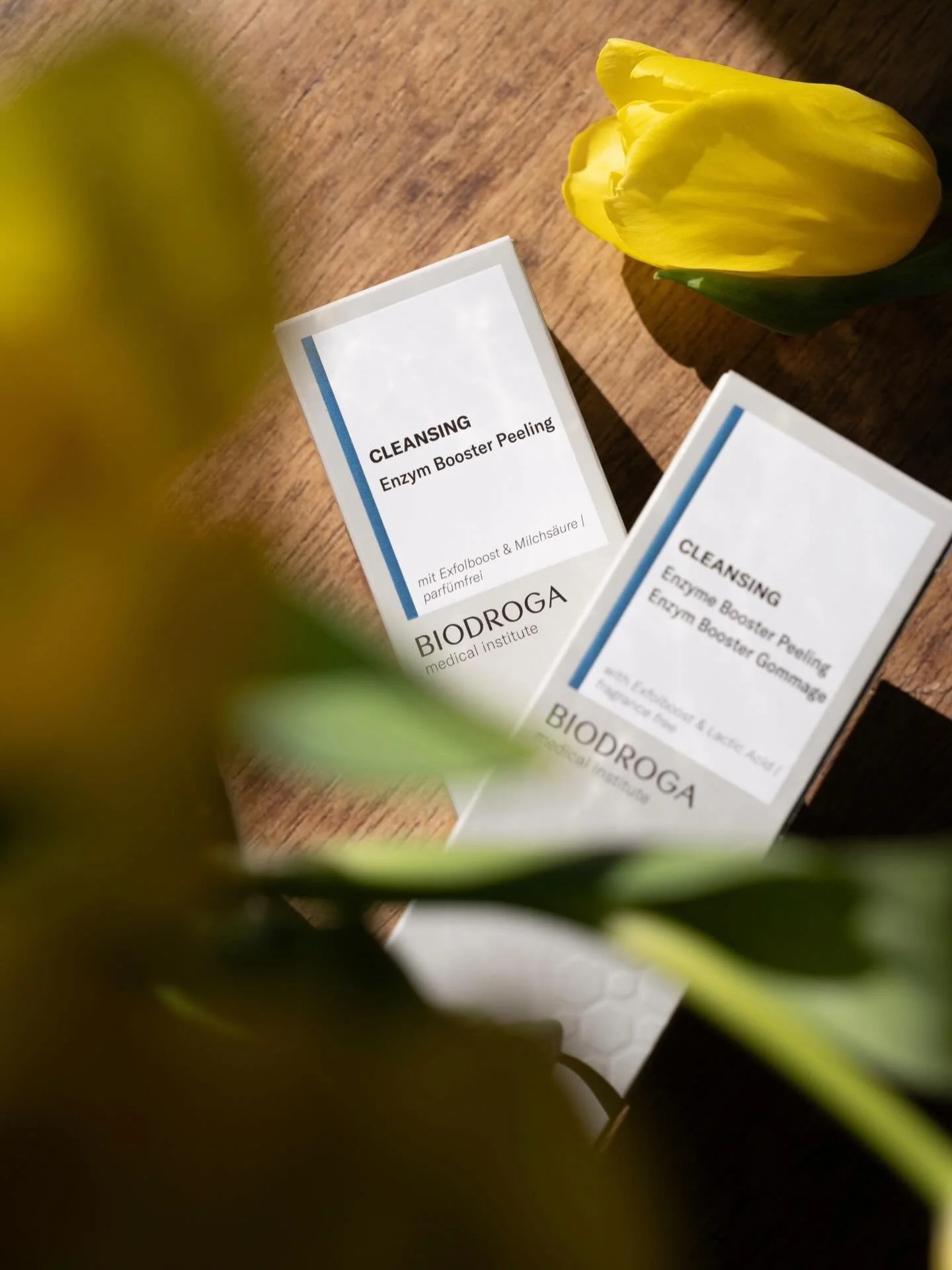 Das milde &bdquo;Enzym Booster Peeling&ldquo; von Biodroga l&ouml;st abgestorbene Hautzellen besonders sanft und regt die nat&uuml;rliche Zellerneuerung an. 

2x pro Woche angewandt sorgt es f&uuml;r einen  ebenm&auml;ssigen Teint und einen frischen,