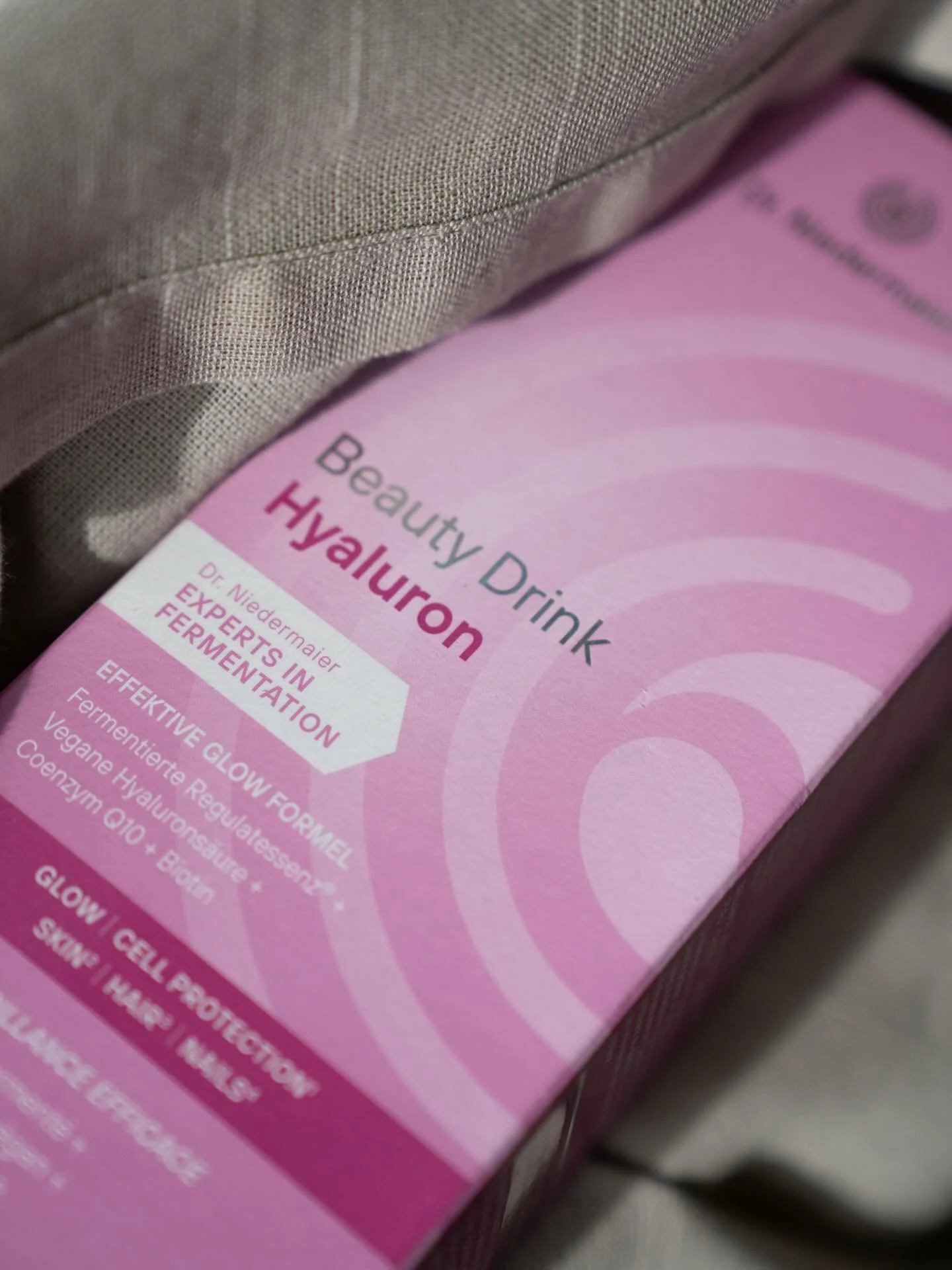 Fr&uuml;hlings-Glow &amp; Feuchtigkeit von innen ✨

Der Beauty-Drink Hyaluron von @drniedermaierswitzerland ist ein fl&uuml;ssiges, fermentiertes Nahrungserg&auml;nzungsmittel mit innovativer Glow-Formel f&uuml;r ein frisches, strahlendes Hautbild vo