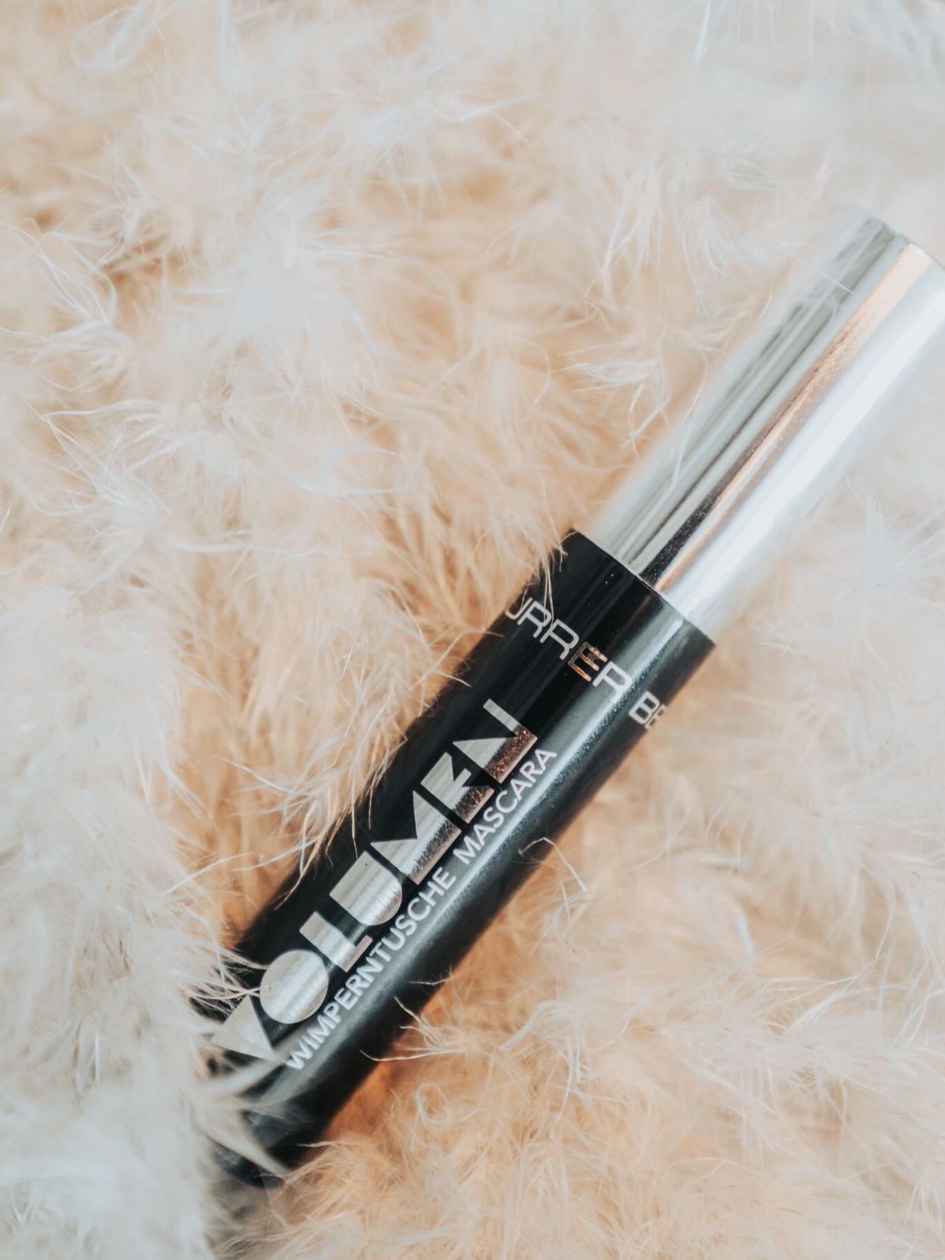 F&uuml;r den perfekten Augenaufschlag ✨
Der Volumen Mascara von @benidurrer sorgt f&uuml;r dichte, elegante Wimpern &ndash; den ganzen Tag.

#lakokon #lakokoncosmetics #wimperntusche #benidurrermakeup #mascara