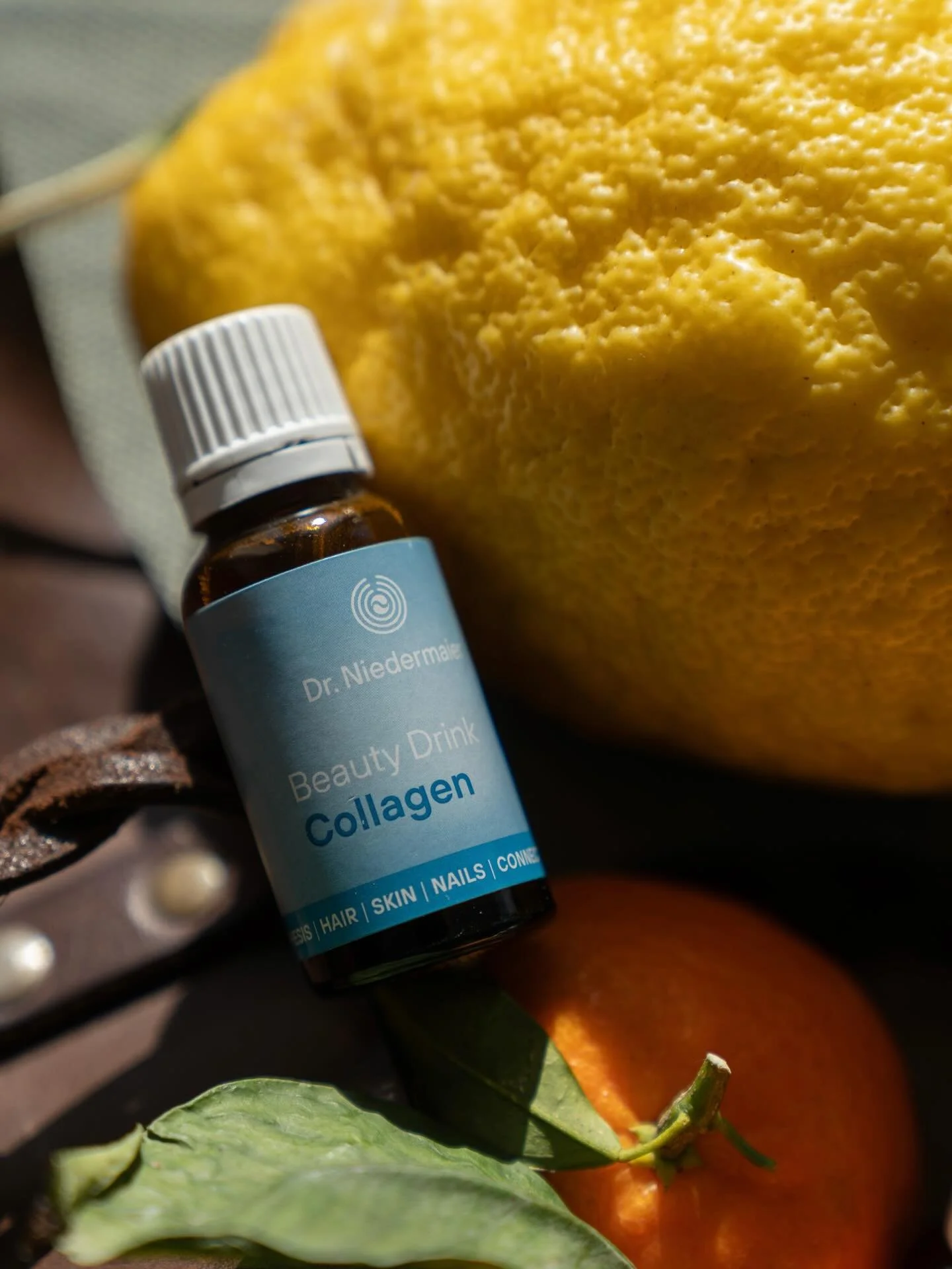 Fr&uuml;hlings-Glow von innen 🌸✨
Der Beauty Drink Collagen von Dr. Niedermaier bringt frische Energie f&uuml;r Haut, Haar und N&auml;gel. Die Shots unterst&uuml;tzen ein straffes Bindegewebe, ein ebenm&auml;ssiges Hautbild und sorgen f&uuml;r eine n