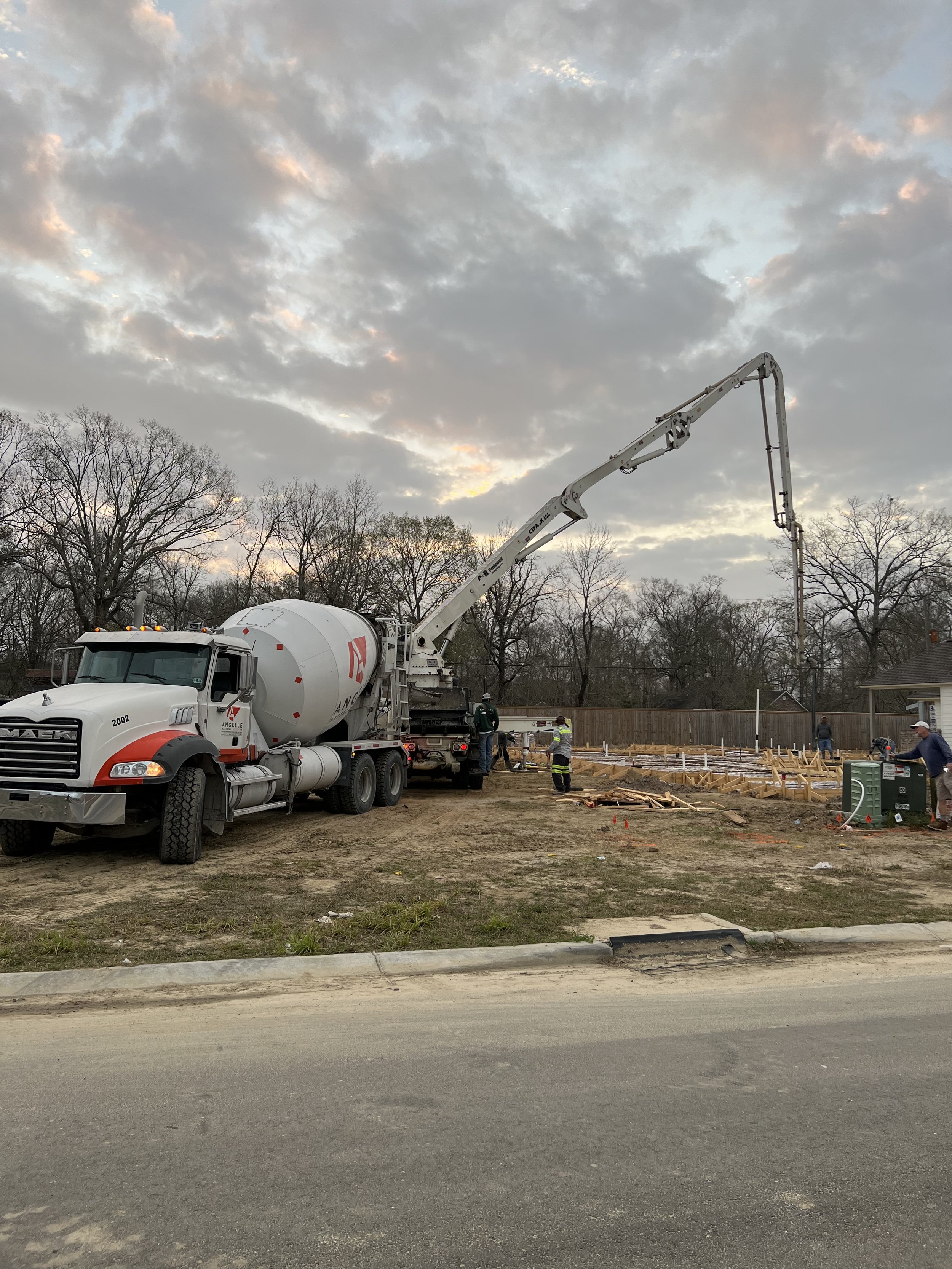 It's always a pleasure when we get to help a homeowner get their house started. We recently poured this house slab working with CM Holdings for a homeowner moving into Meadows at Oak Grove subdivision in Prairieville.